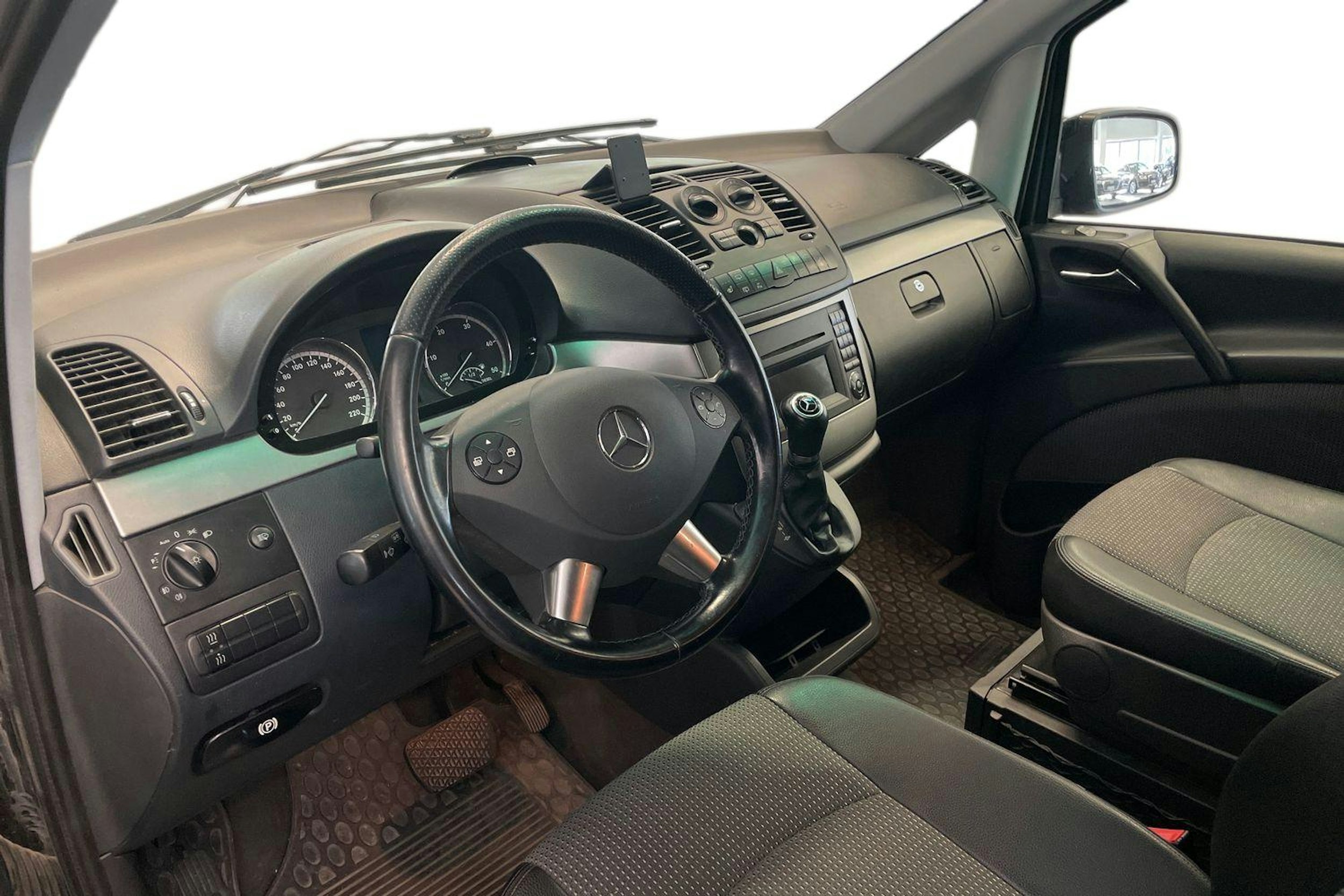 musta Mercedes-Benz Viano 2012 kuva 3.
