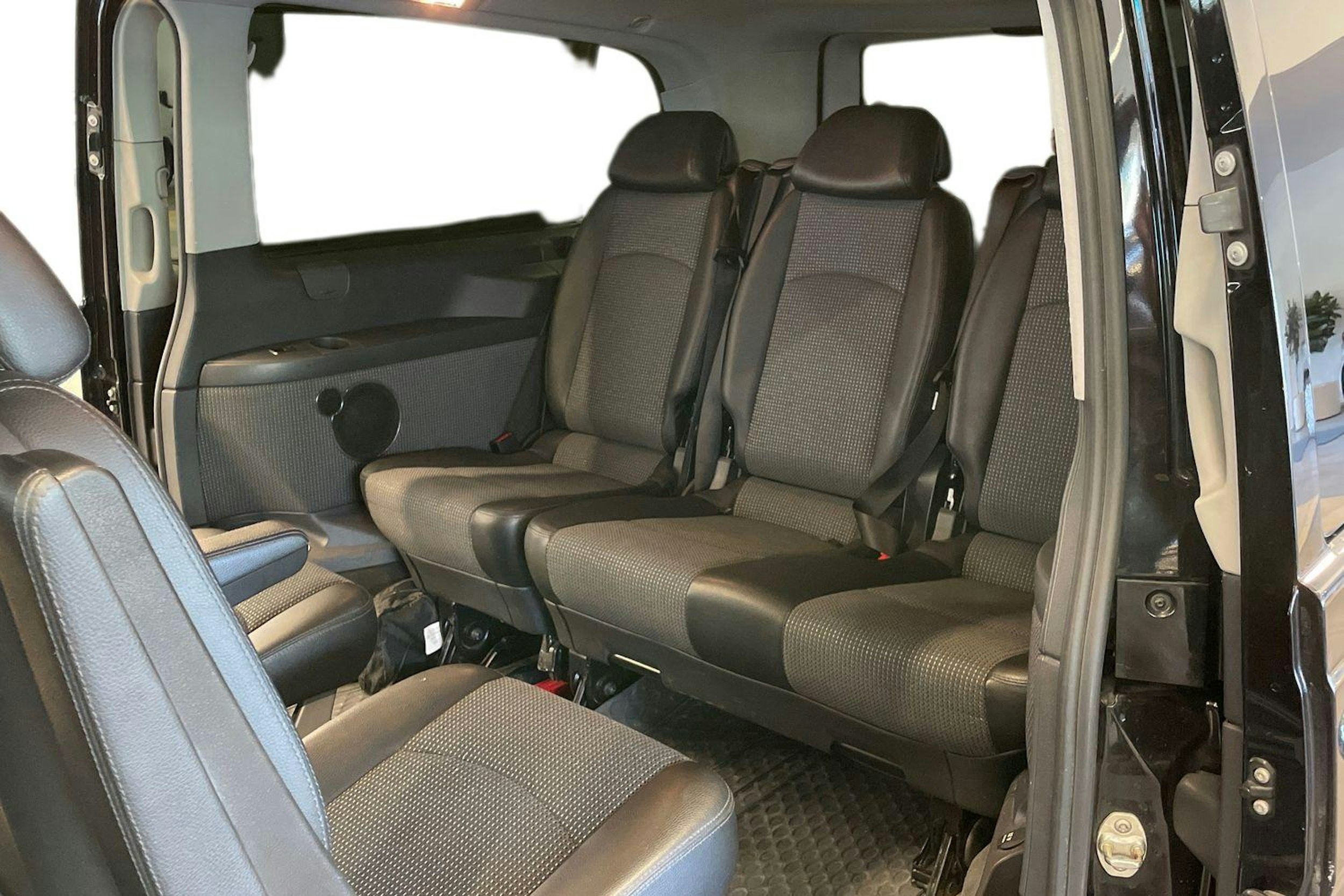 musta Mercedes-Benz Viano 2012 kuva 10.