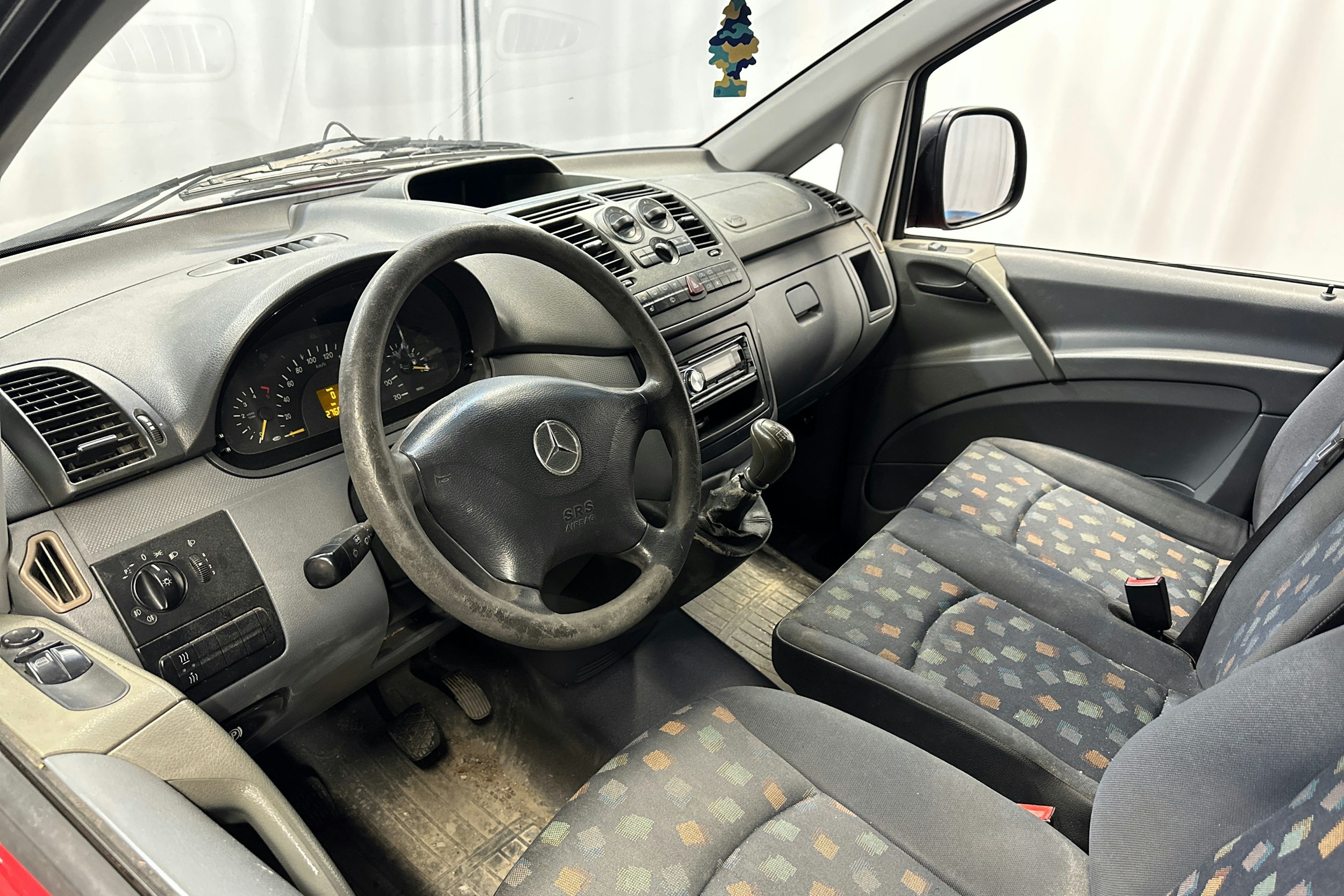 Punainen Mercedes-Benz VITO 2004 kuva 6.