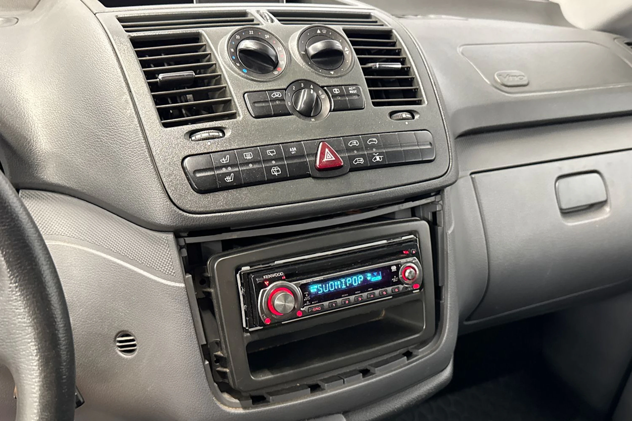 punainen Mercedes-Benz Vito 2006 kuva 16.