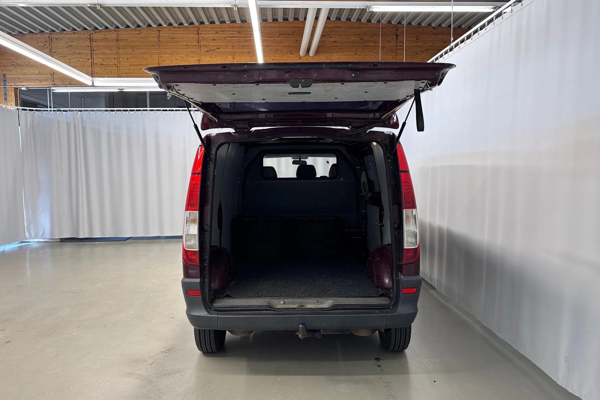 punainen Mercedes-Benz Vito 2006 kuva 23.