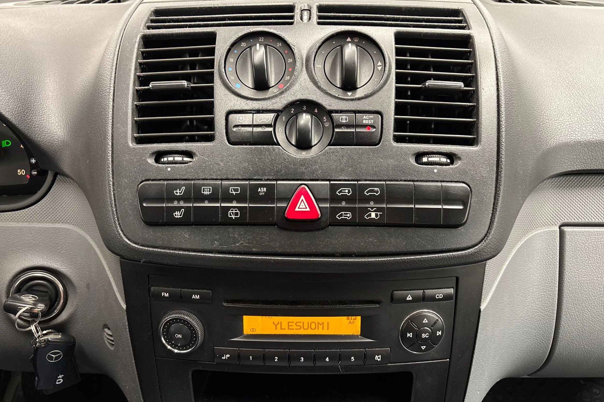 punainen Mercedes-Benz Vito 2007 kuva 17.