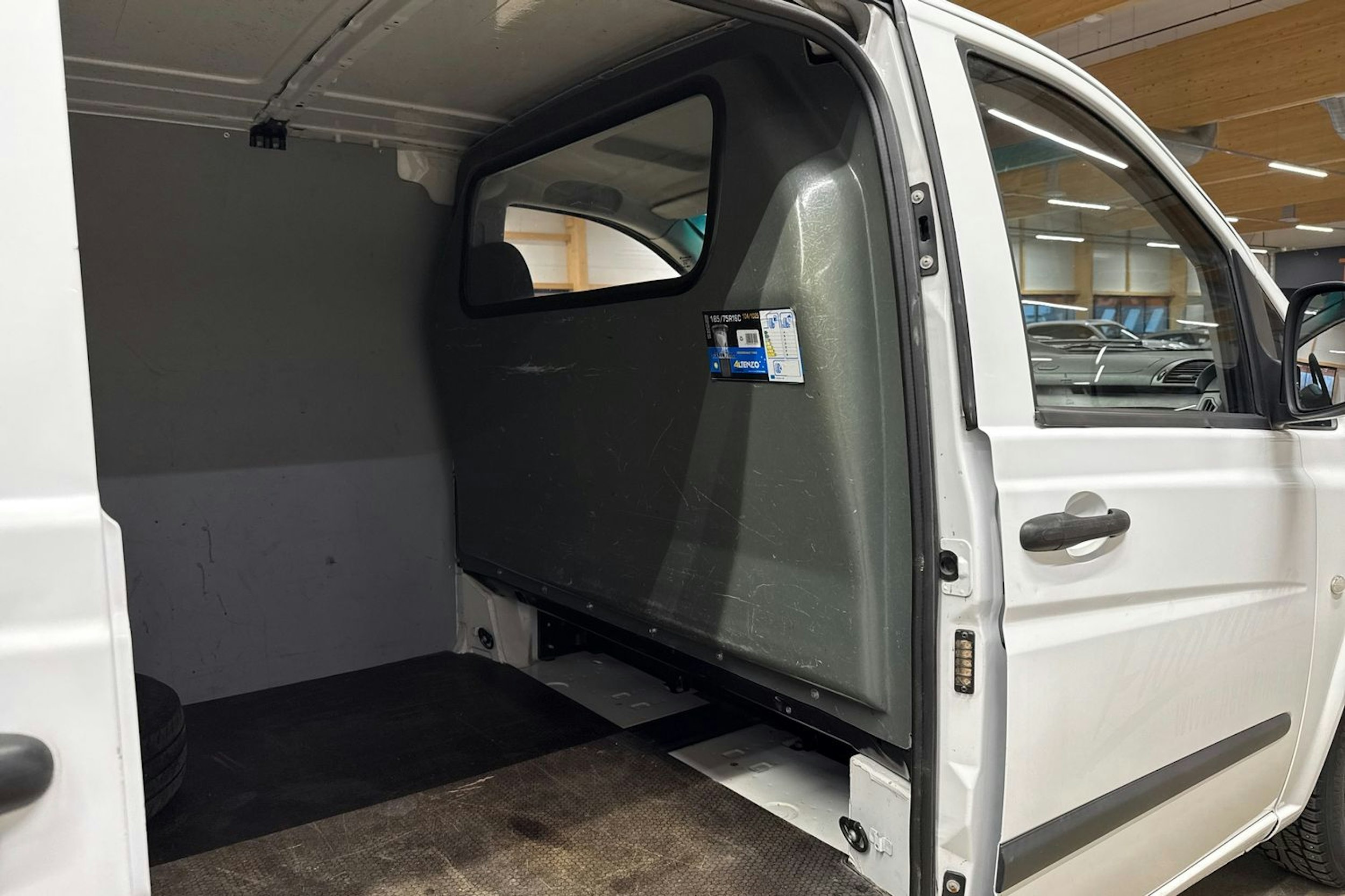 valkoinen Mercedes-Benz Vito 2009 kuva 20.