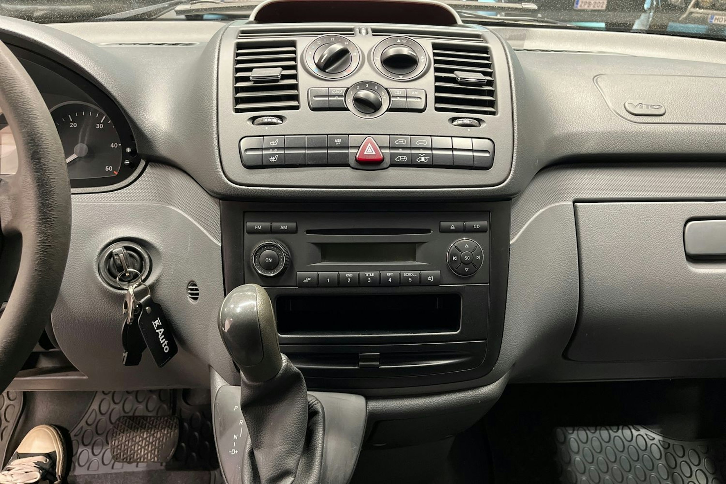 Punainen Mercedes-Benz VITO 2010 kuva 12.