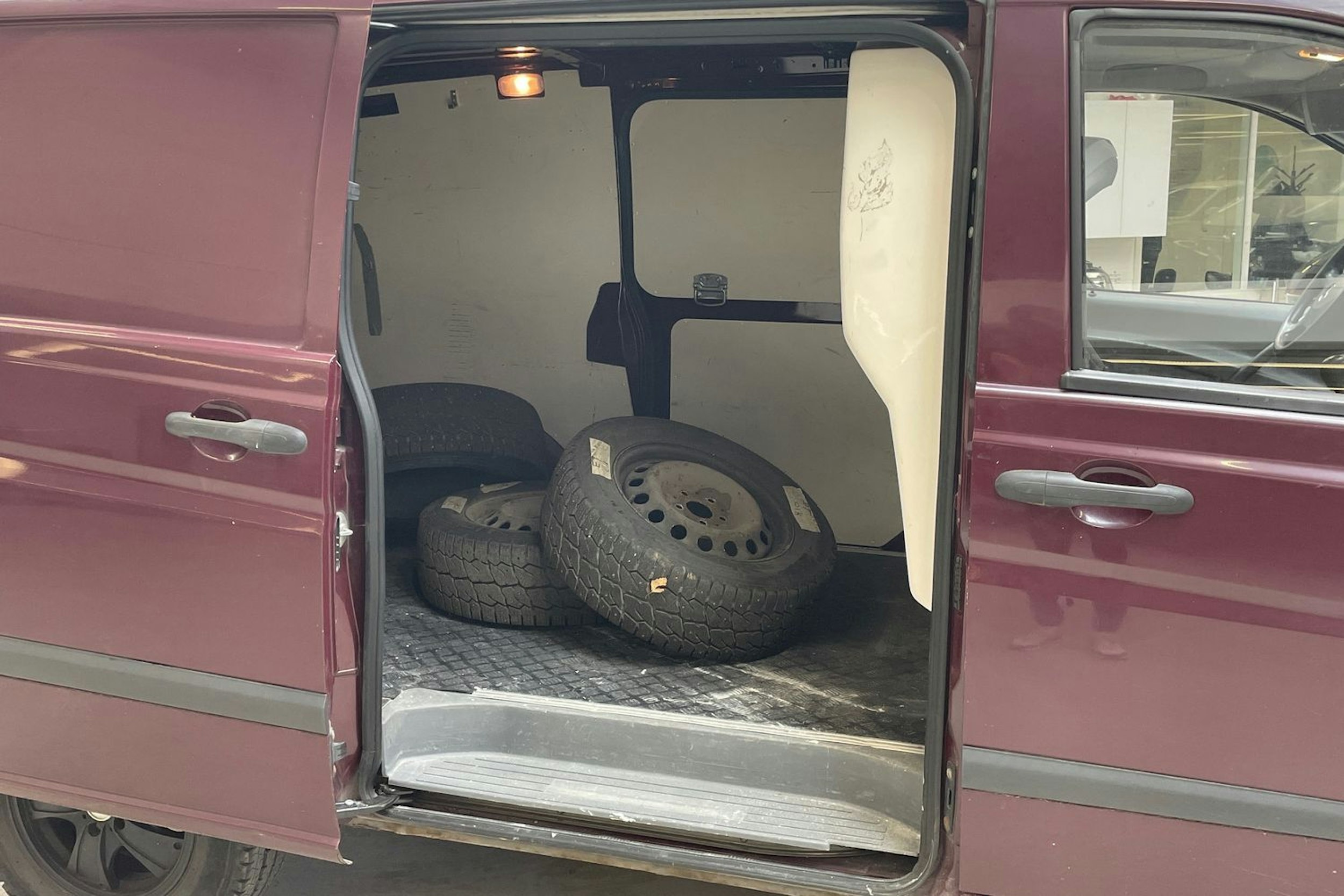 punainen Mercedes-Benz Vito 2010 kuva 11.