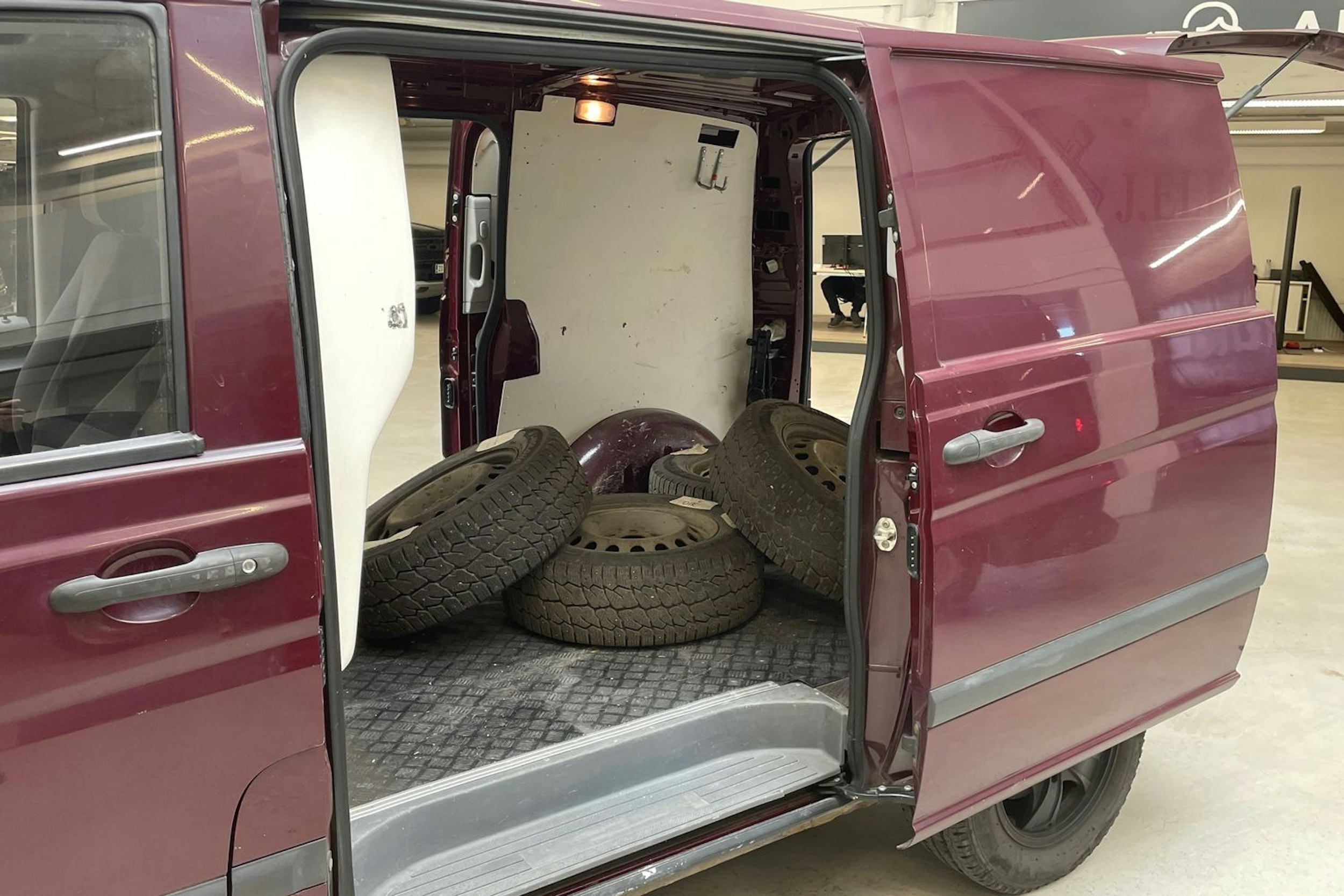 punainen Mercedes-Benz Vito 2010 kuva 13.