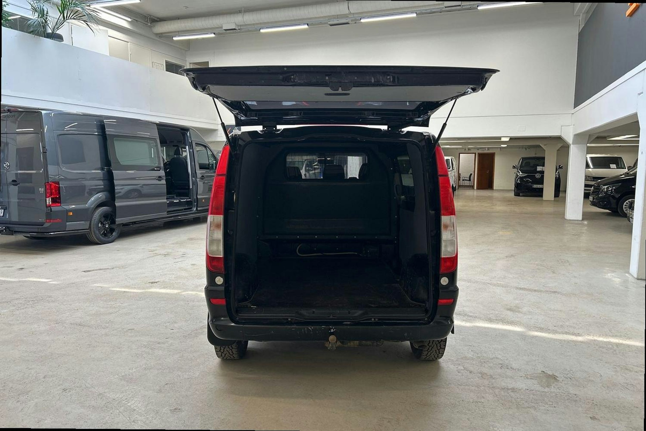 musta Mercedes-Benz Vito 2010 kuva 8.