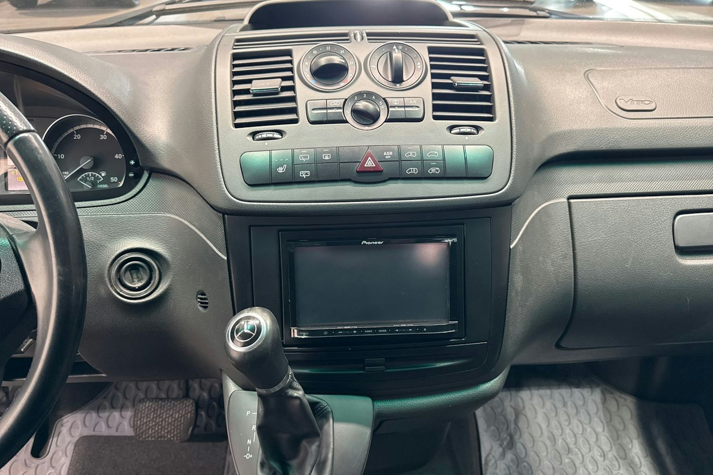 valkoinen Mercedes-Benz Vito 2011 kuva 21.