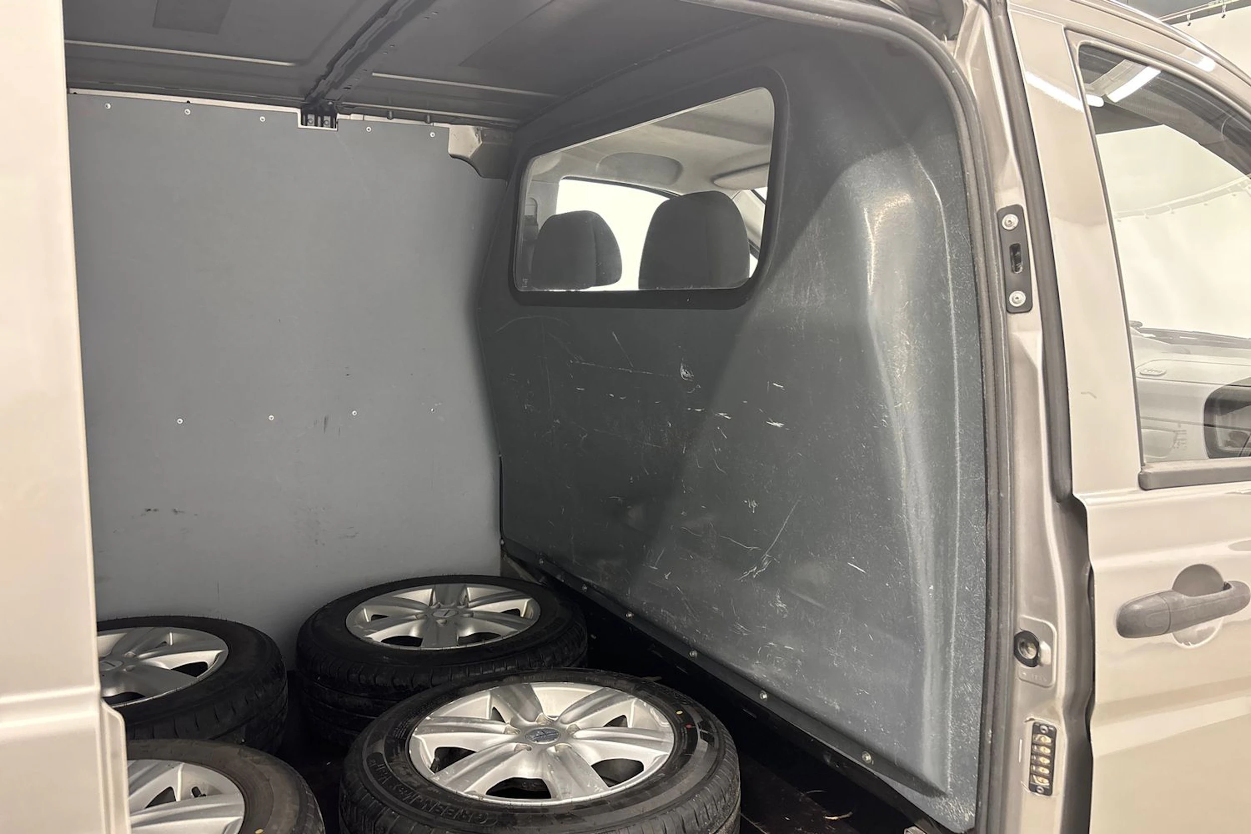 harmaa Mercedes-Benz Vito 2011 kuva 21.