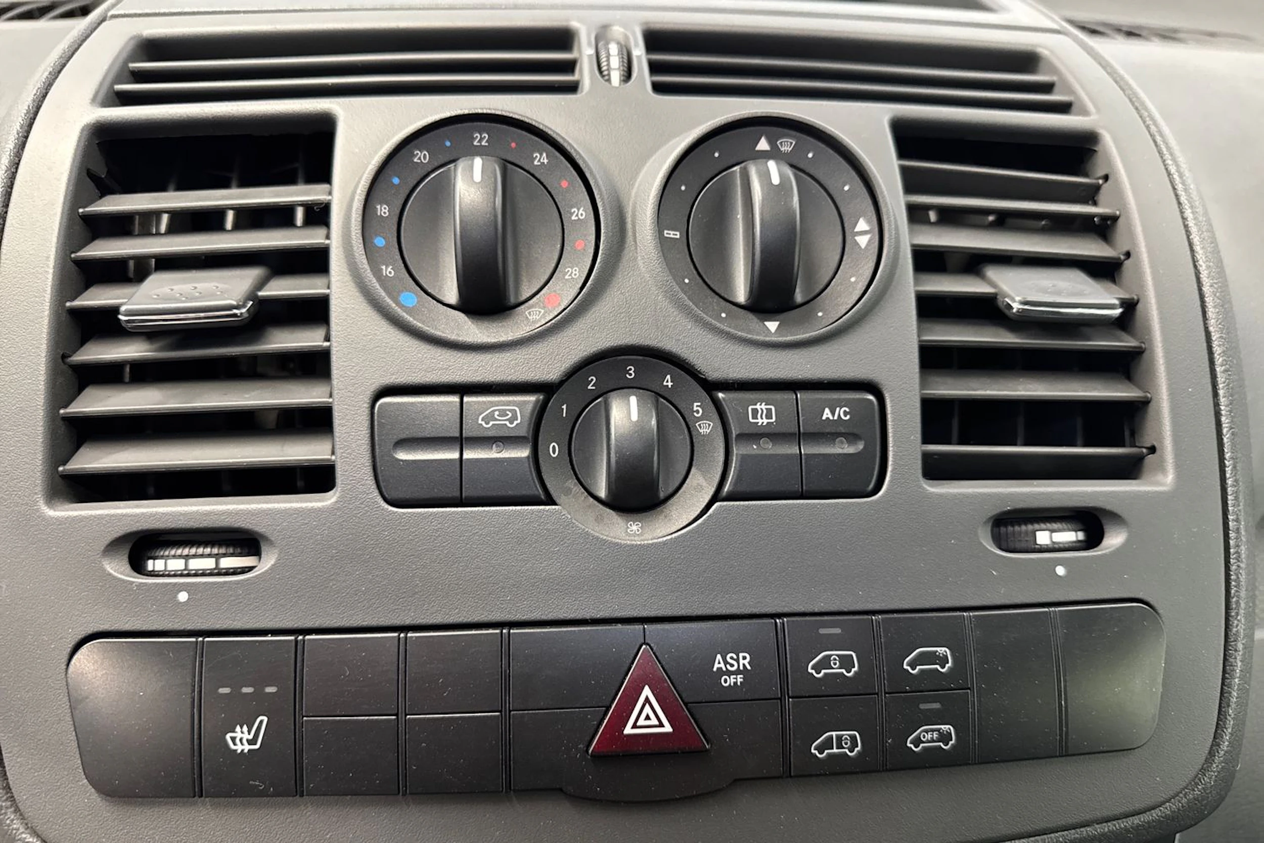valkoinen Mercedes-Benz Vito 2013 kuva 24.