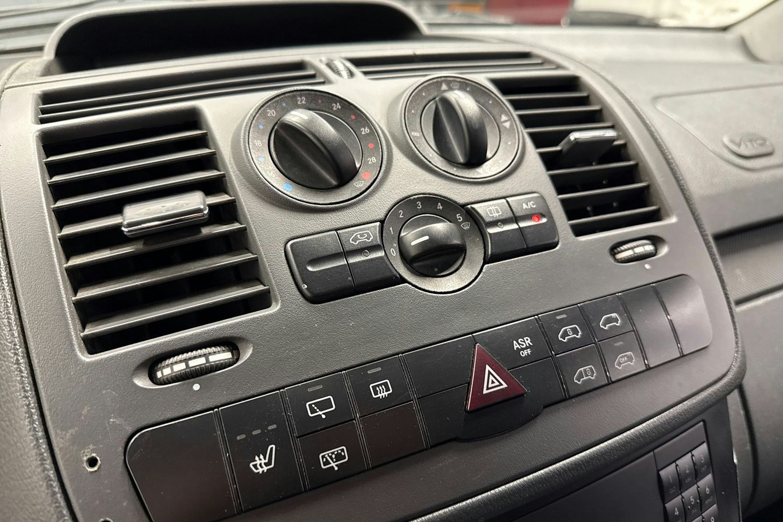 Musta Mercedes-Benz Vito 2012 kuva 16.