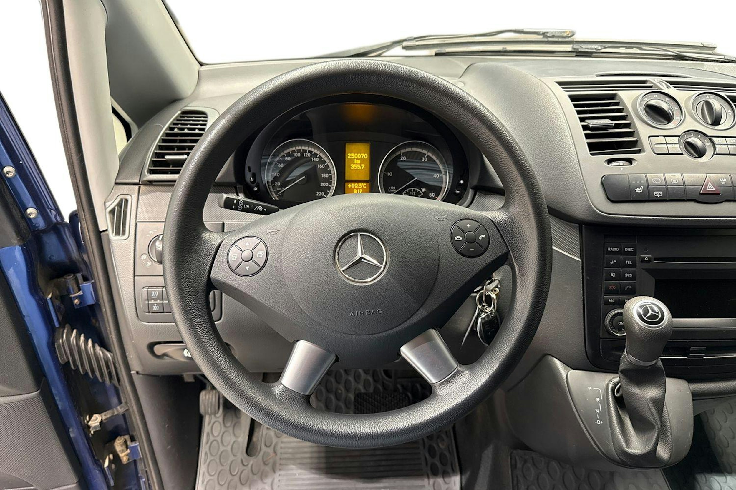sininen Mercedes-Benz Vito 2013 kuva 9.