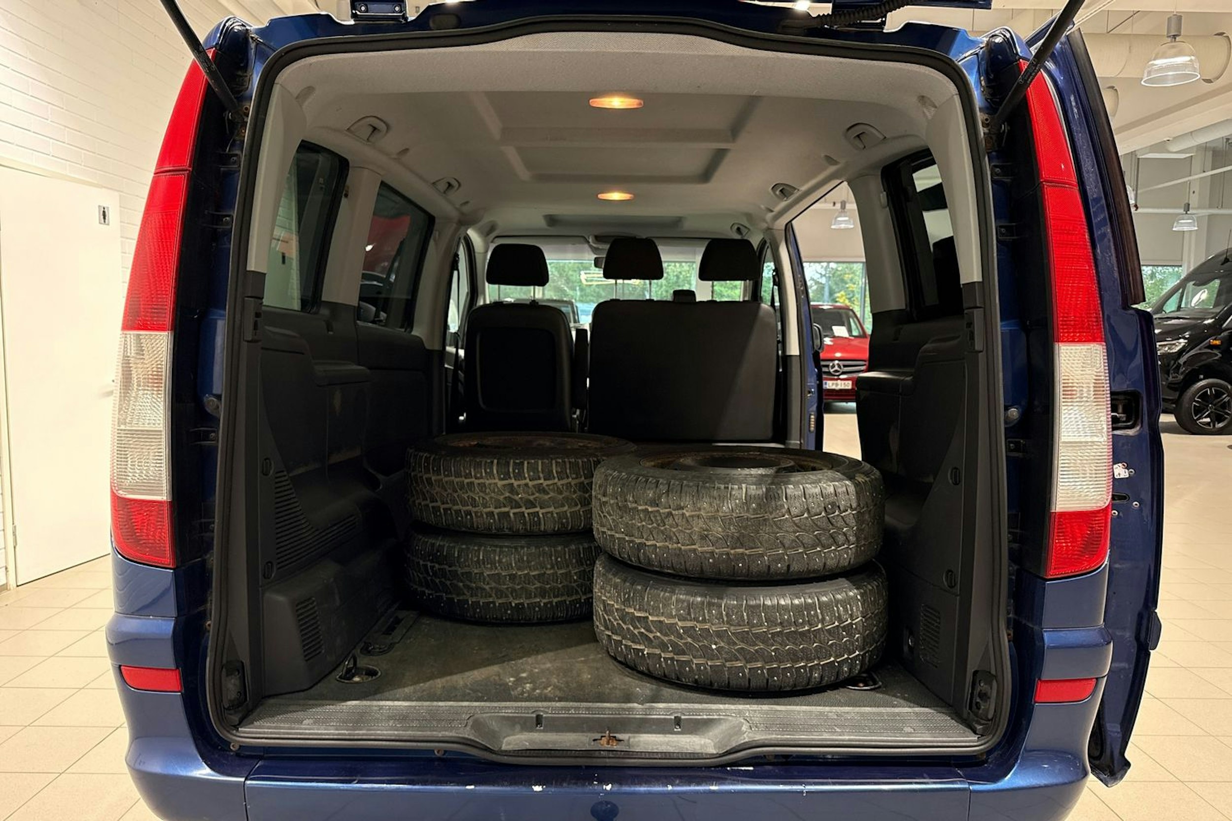 sininen Mercedes-Benz Vito 2013 kuva 14.