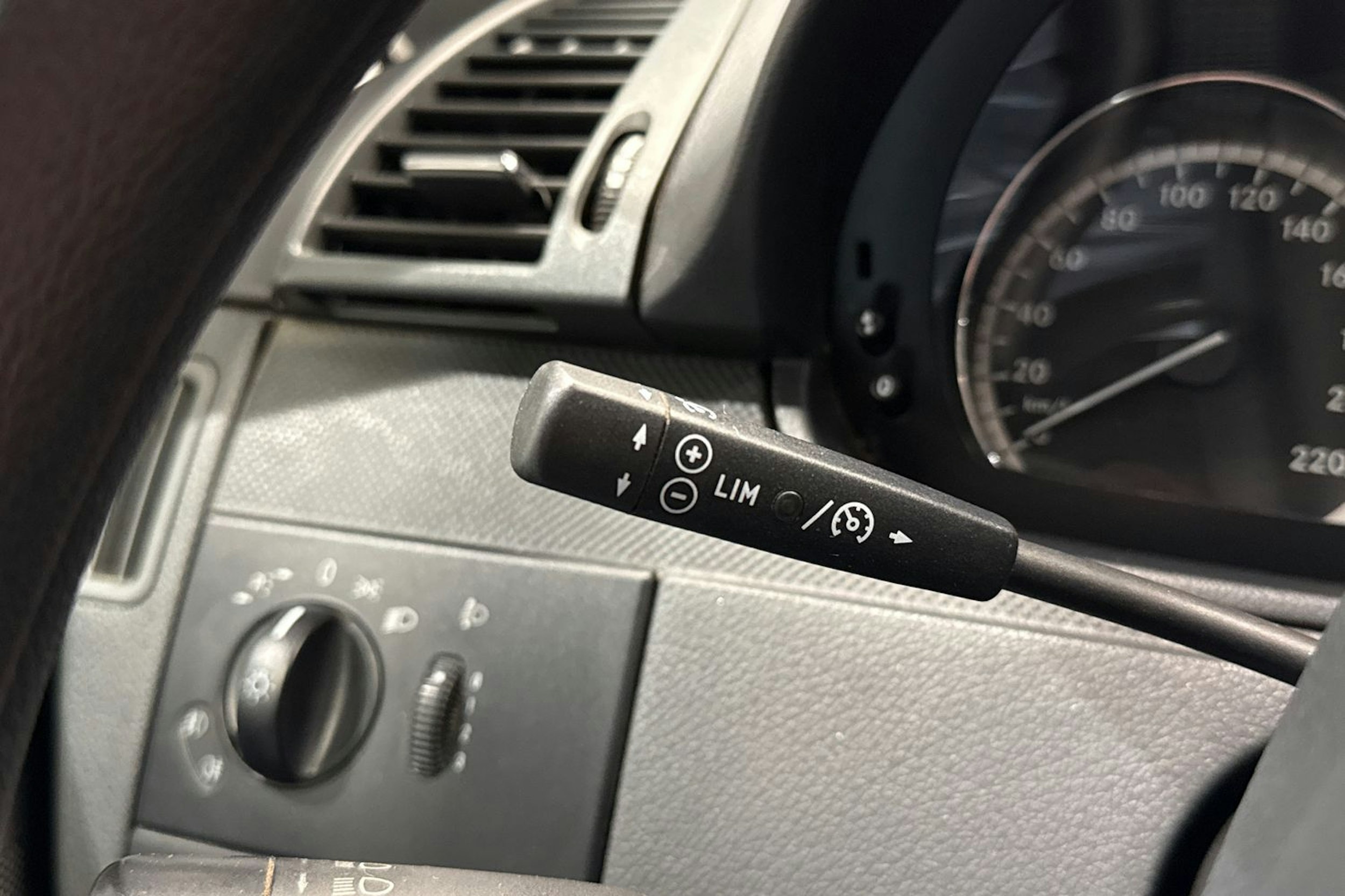 sininen Mercedes-Benz Vito 2013 kuva 23.