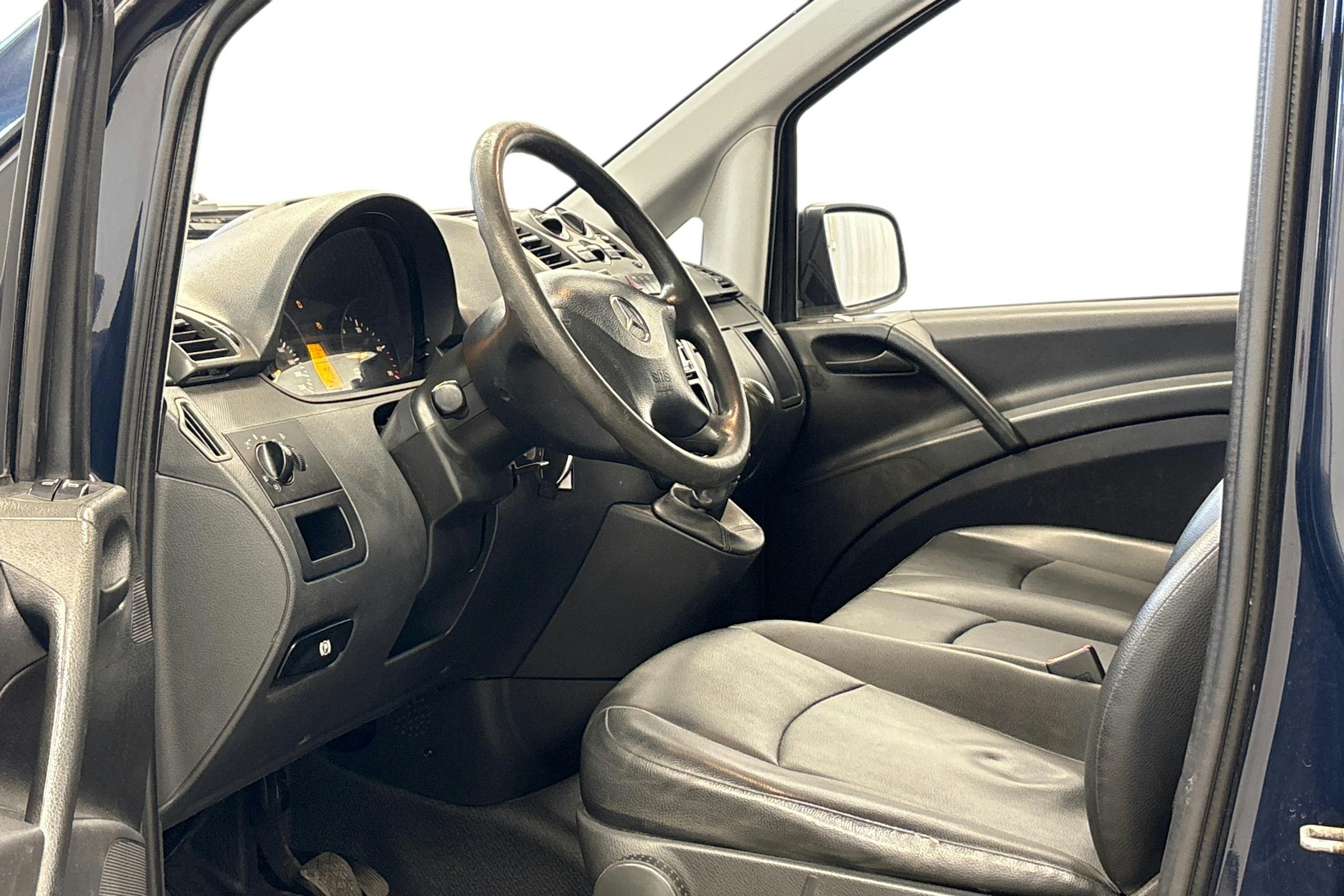 sininen Mercedes-Benz Vito 2013 kuva 6.