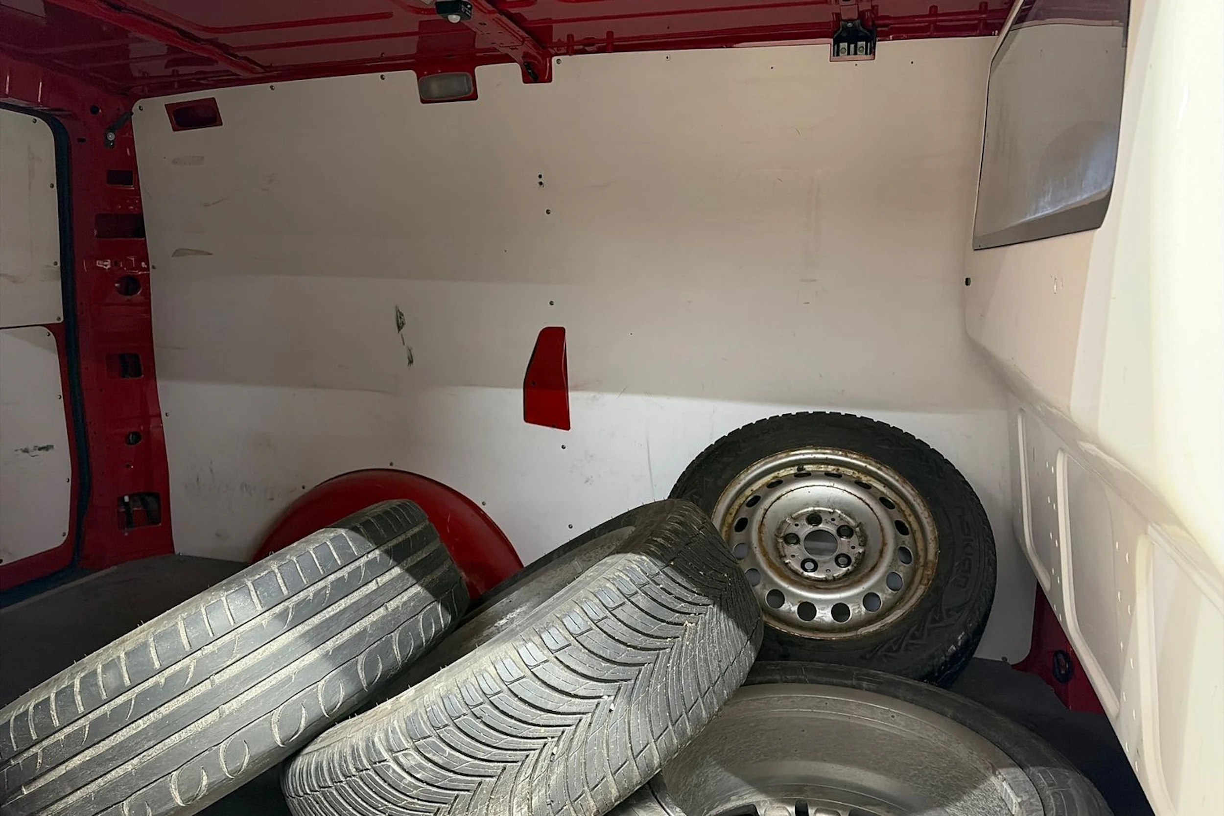 punainen Mercedes-Benz Vito 2013 kuva 13.