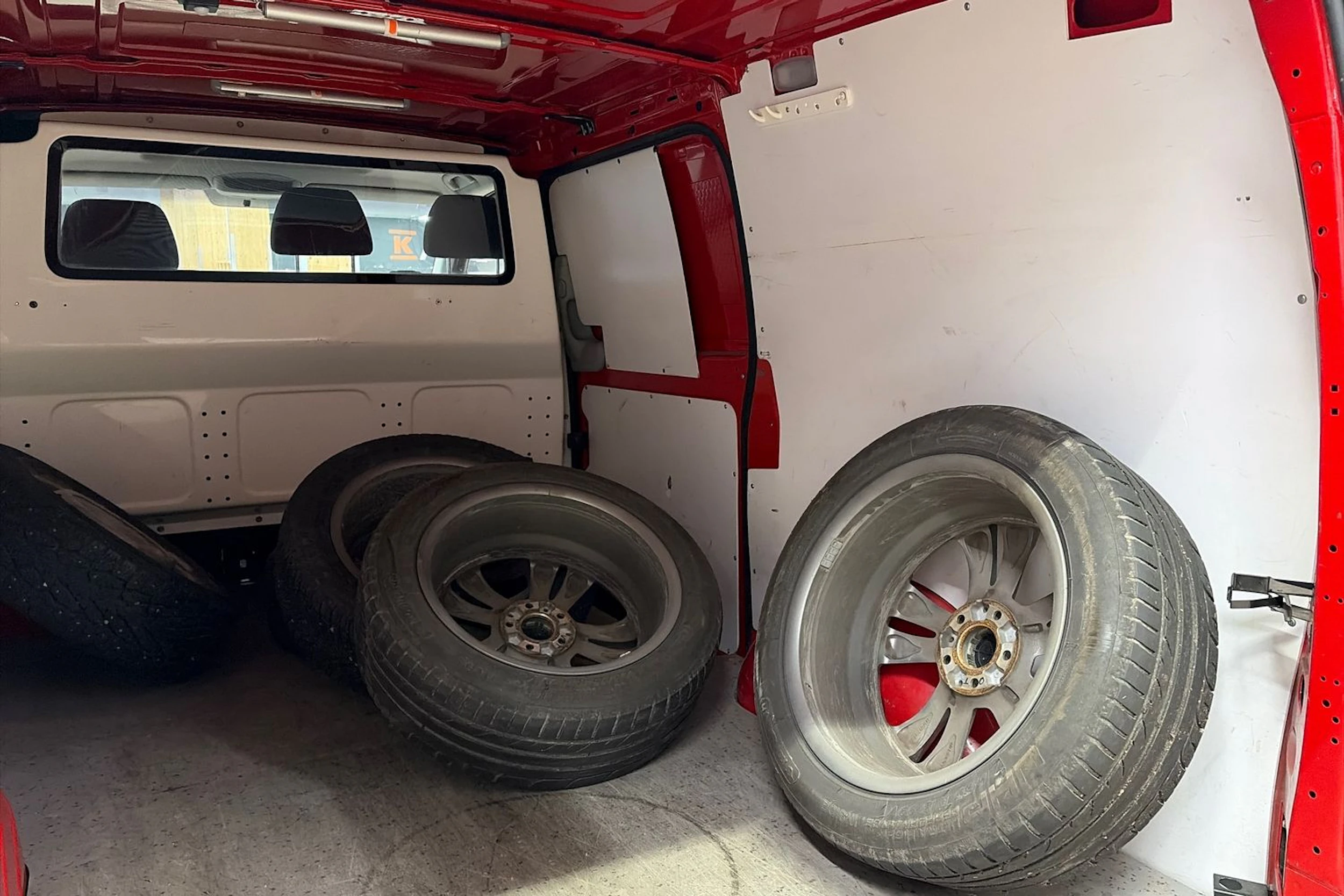 punainen Mercedes-Benz Vito 2013 kuva 16.