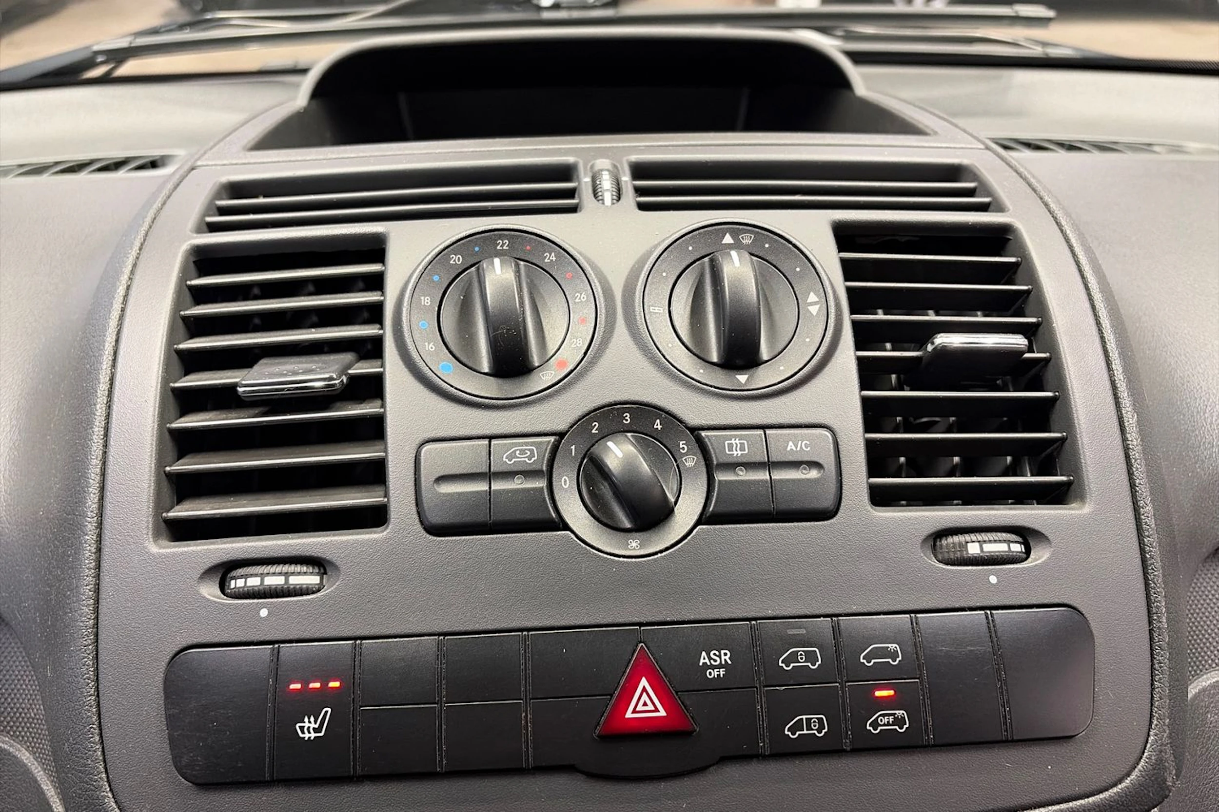 punainen Mercedes-Benz Vito 2013 kuva 22.