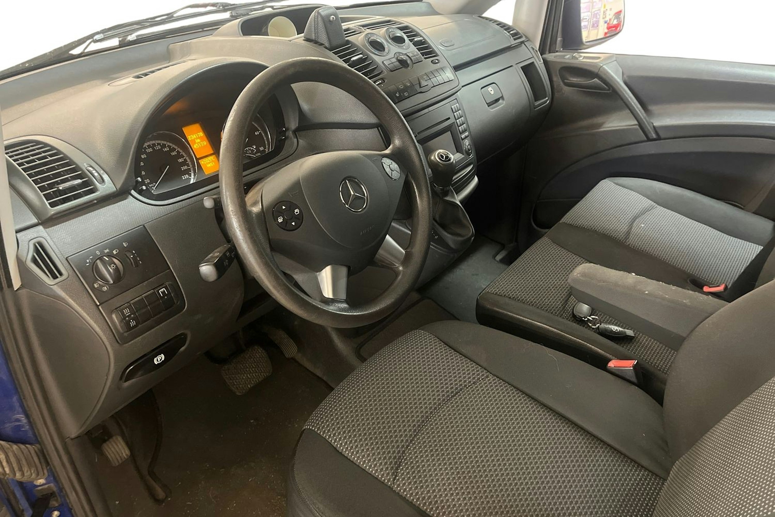 Sininen Mercedes-Benz Vito 2014 kuva 3.