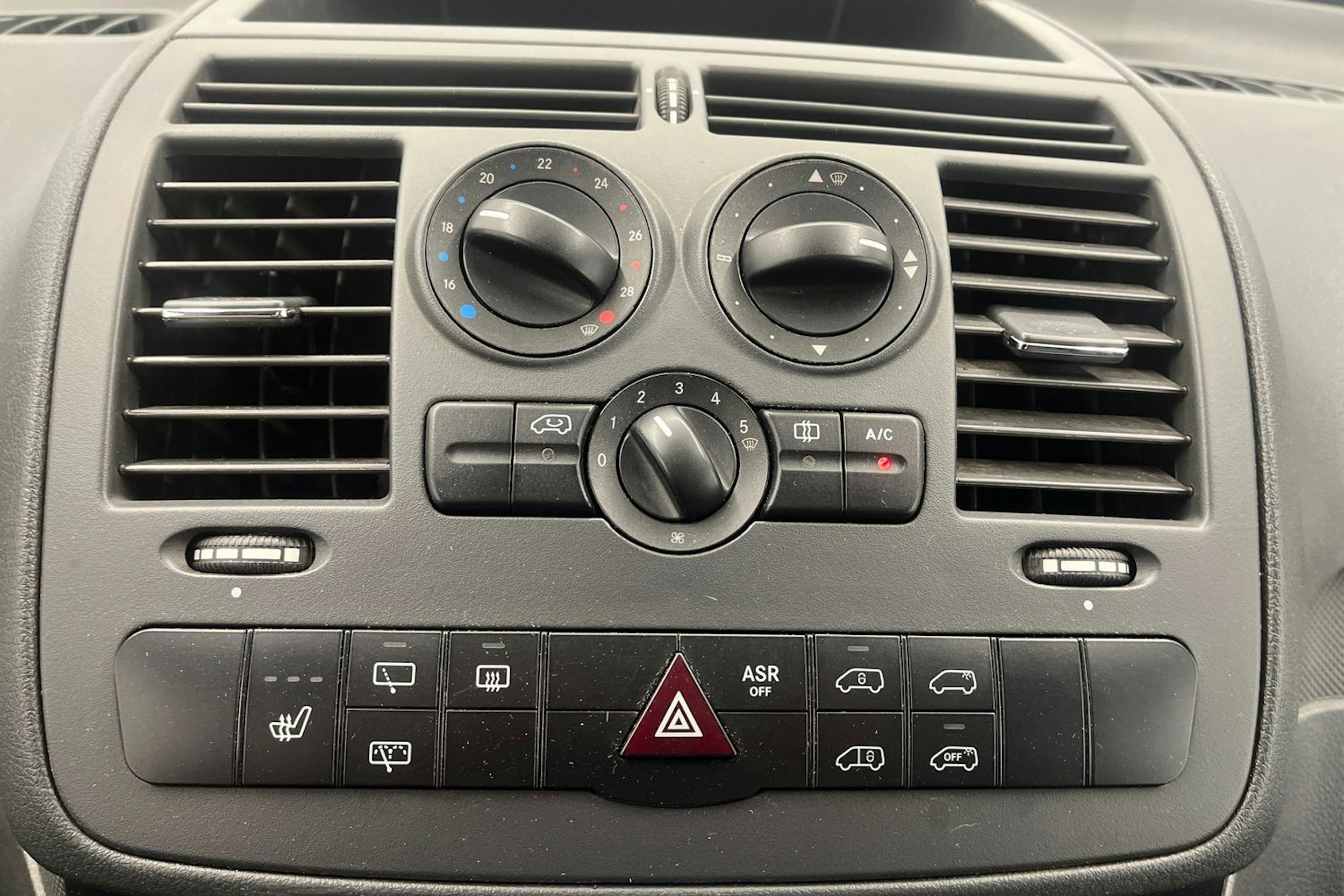 valkoinen Mercedes-Benz Vito 2014 kuva 24.