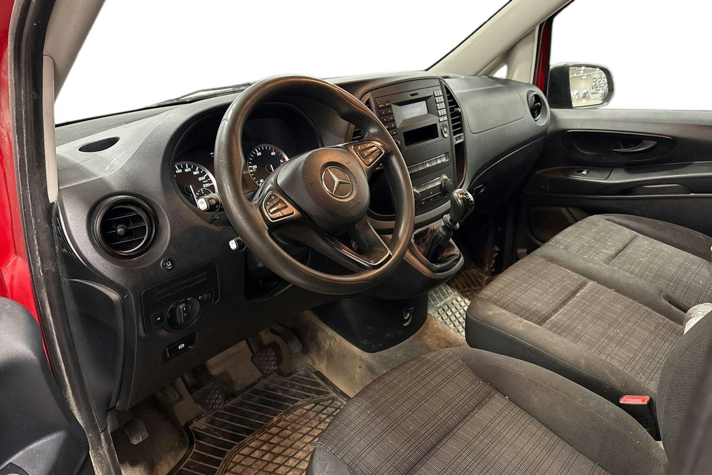 Punainen Mercedes-Benz VITO 2015 kuva 3.