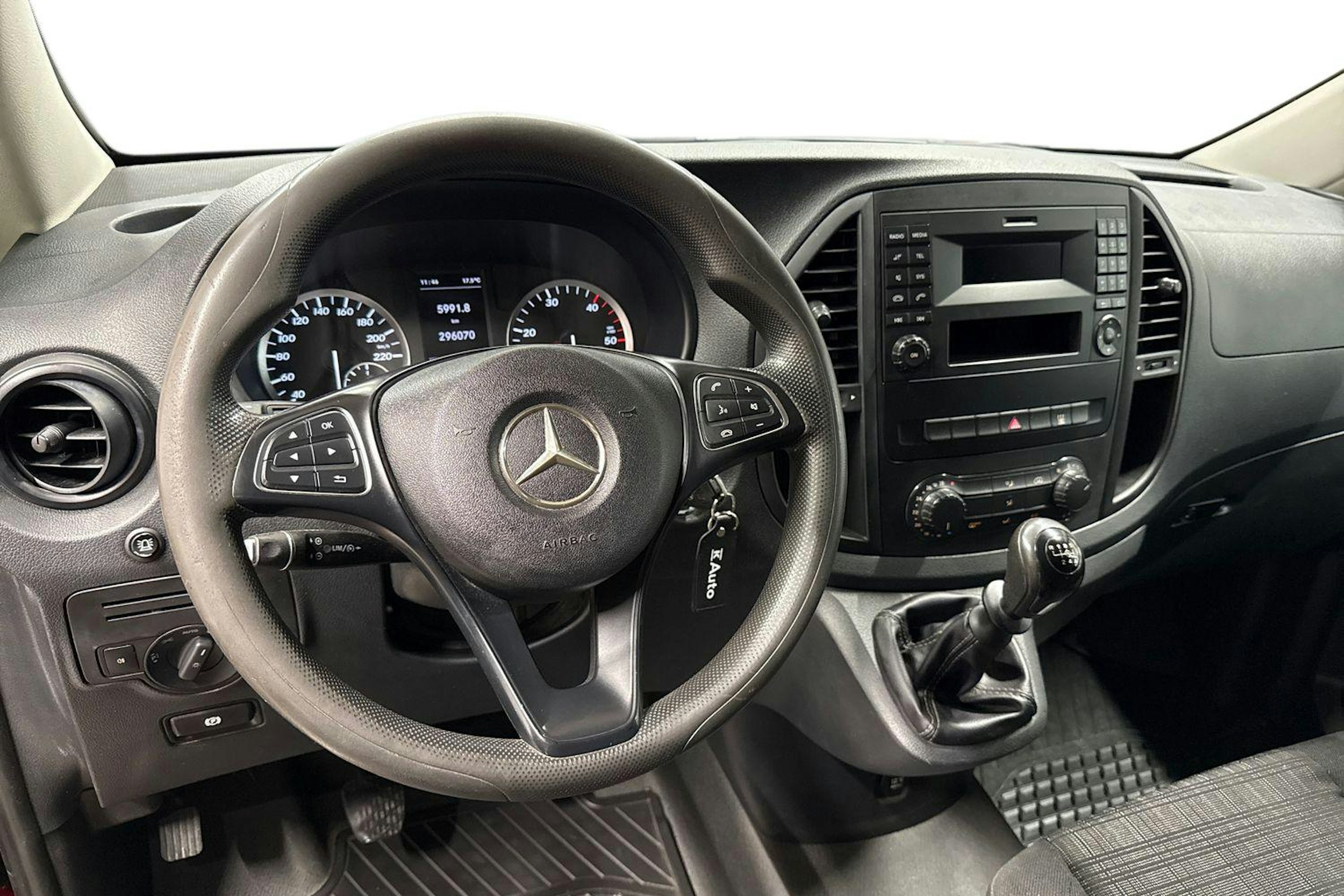 Punainen Mercedes-Benz VITO 2015 kuva 9.