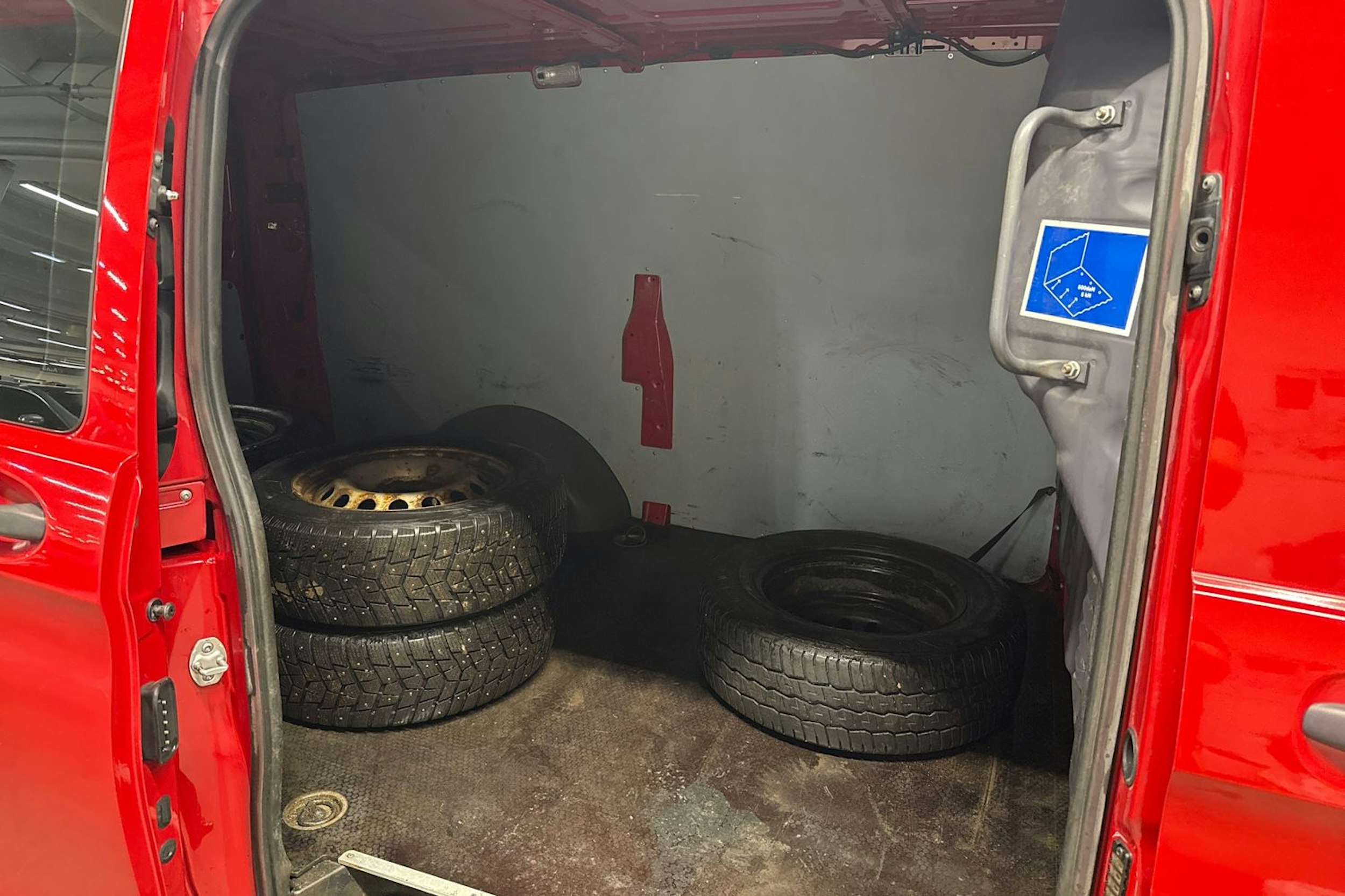 Punainen Mercedes-Benz VITO 2015 kuva 13.