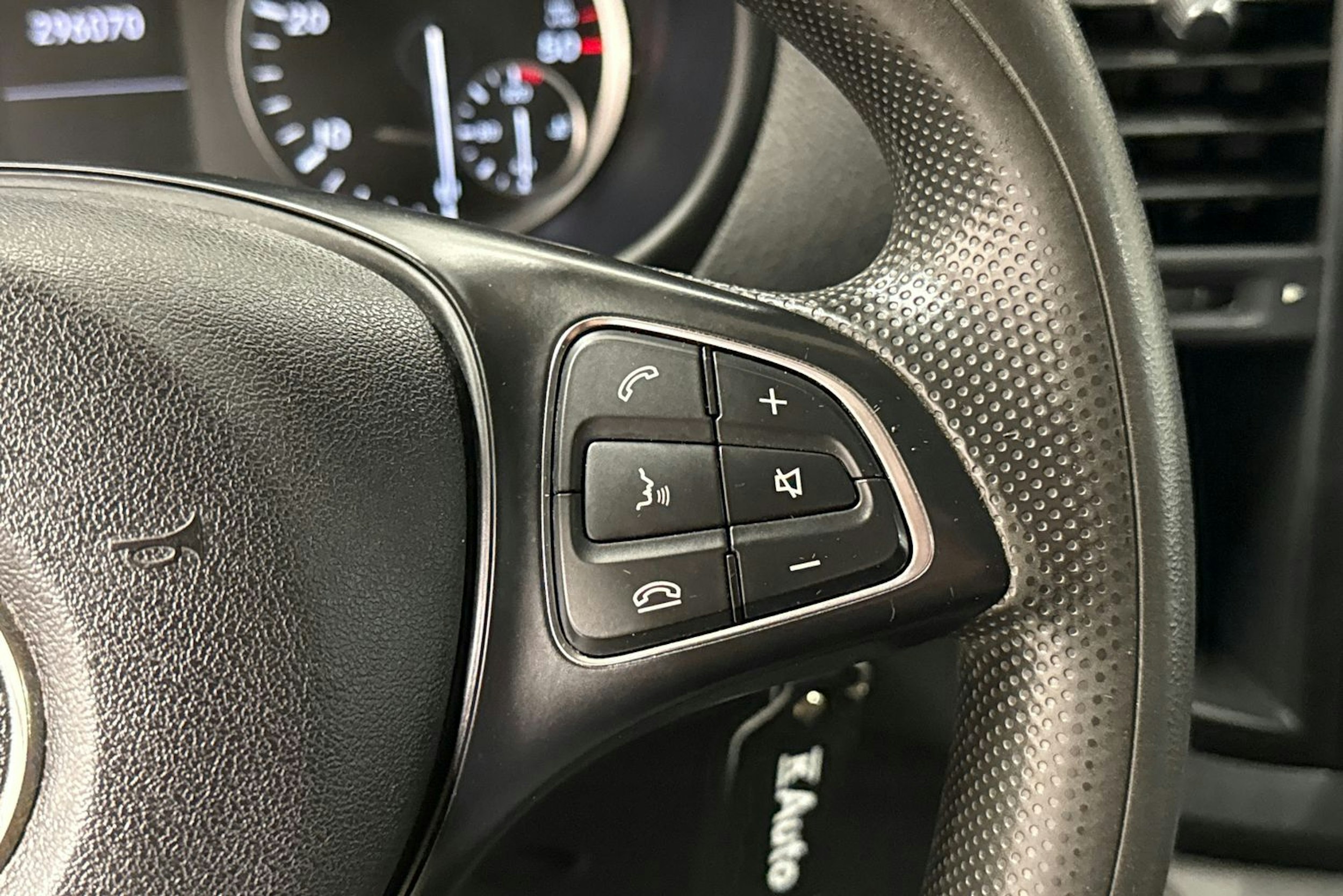 Punainen Mercedes-Benz VITO 2015 kuva 16.