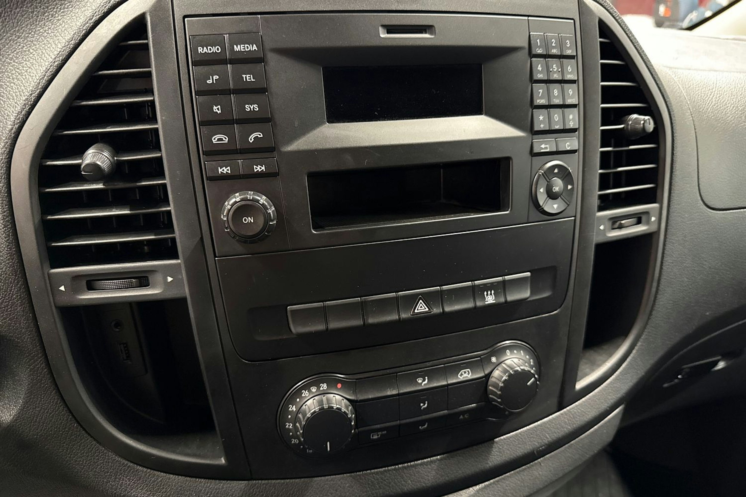 Punainen Mercedes-Benz VITO 2015 kuva 17.