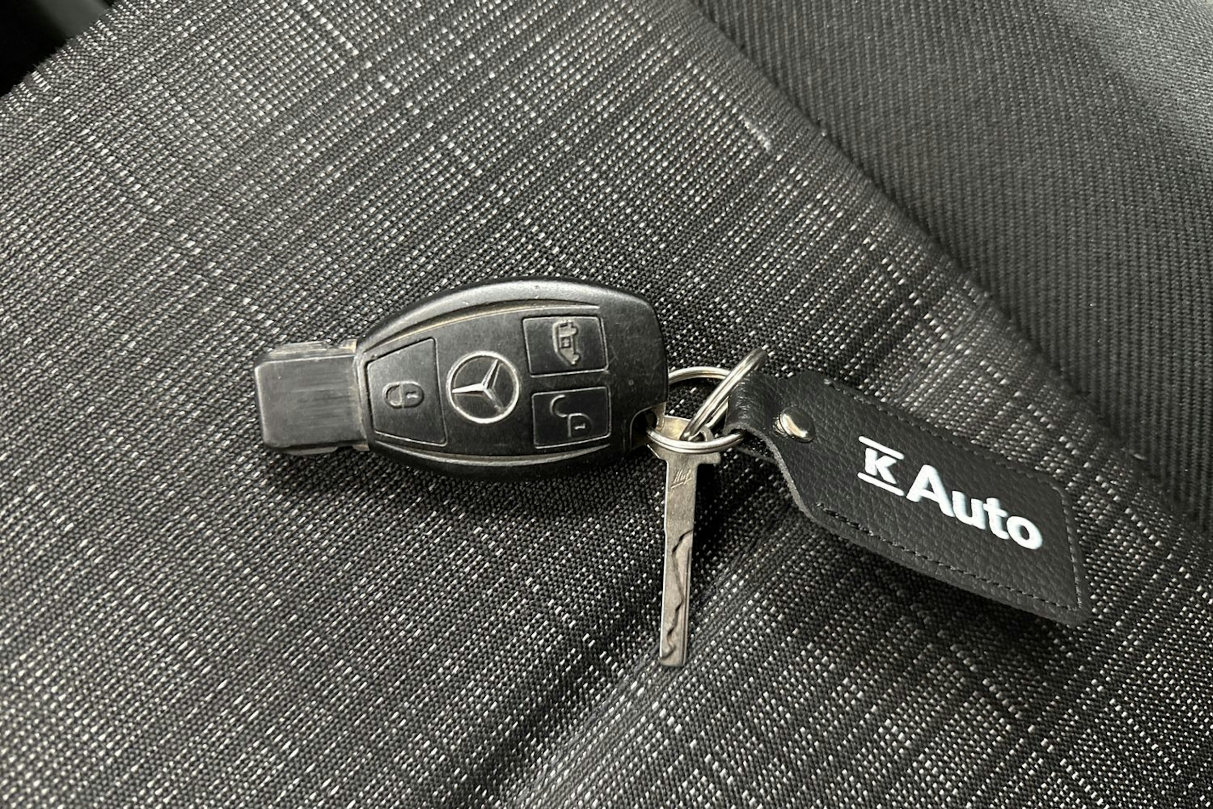 Punainen Mercedes-Benz VITO 2015 kuva 19.