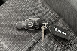 Punainen Mercedes-Benz VITO 2015 kuva 19.