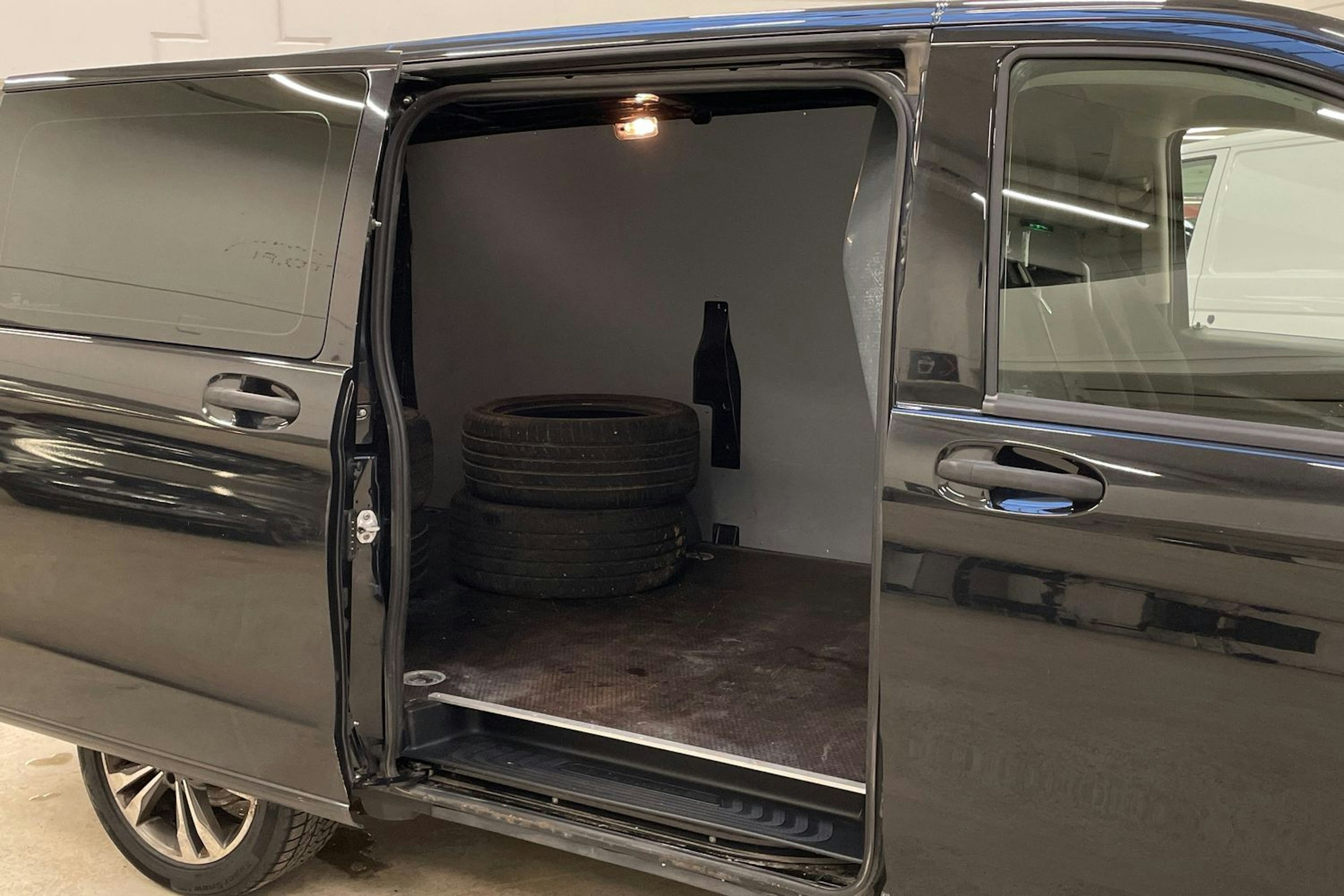musta Mercedes-Benz Vito 2015 kuva 13.