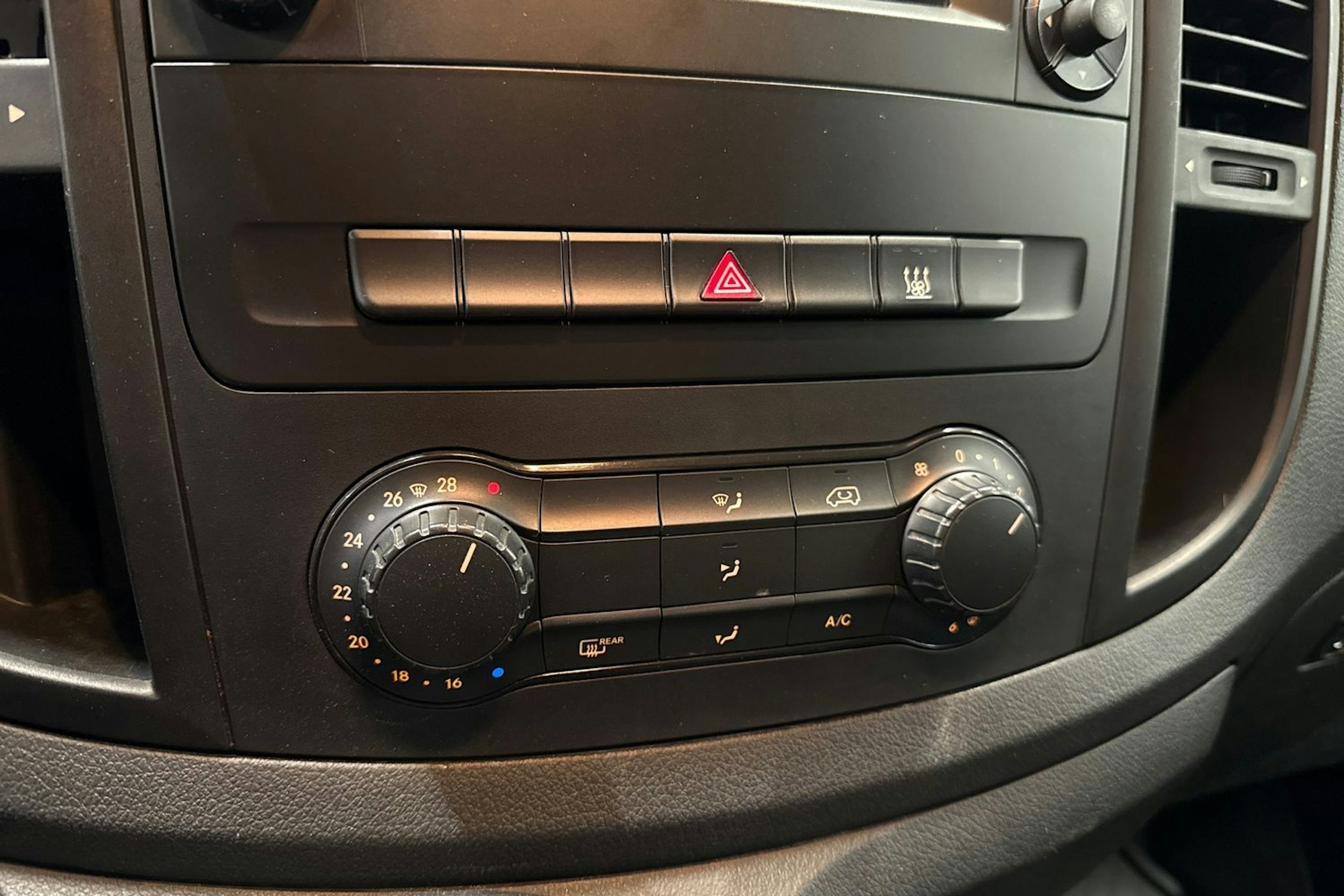 valkoinen Mercedes-Benz Vito 2015 kuva 17.