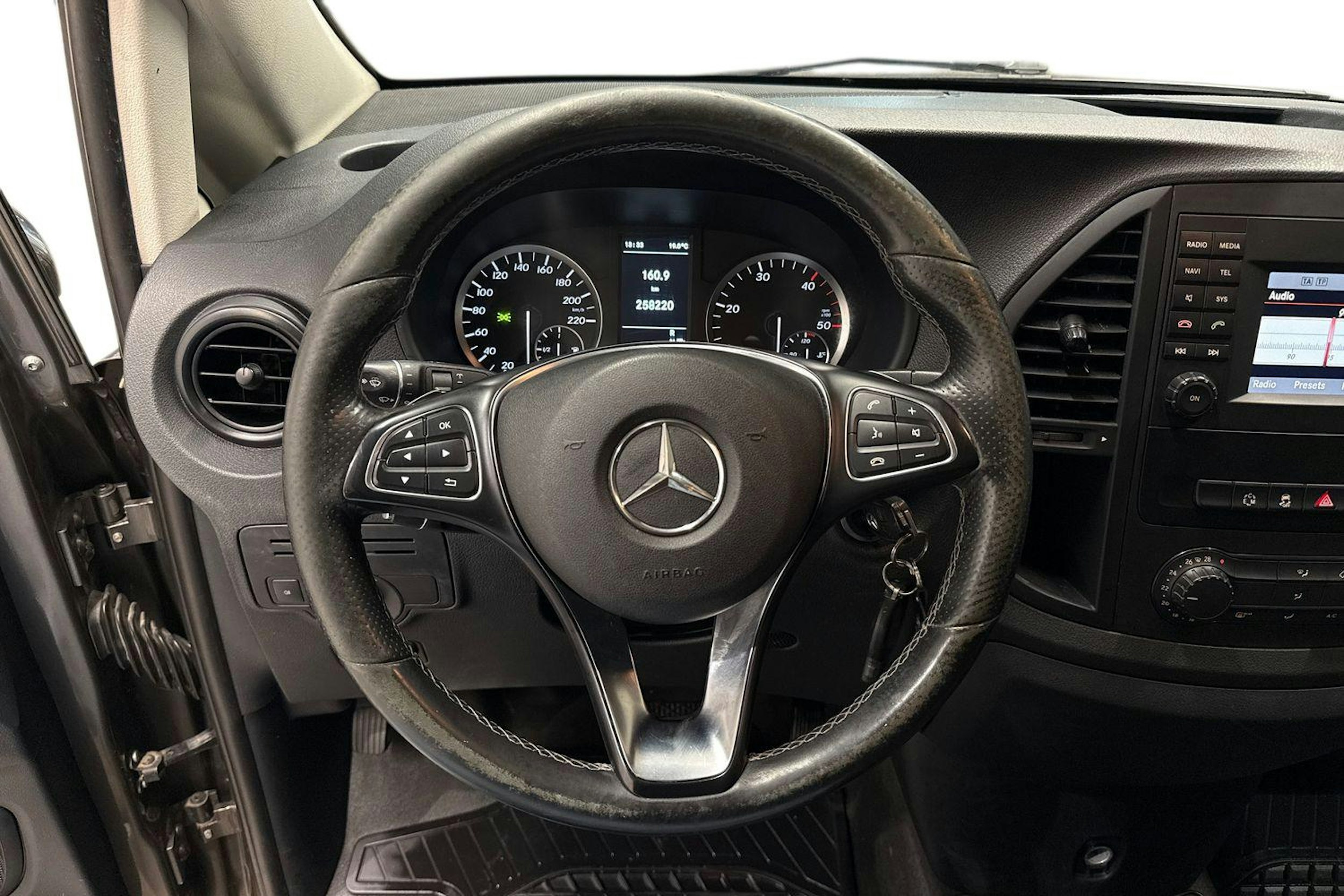 harmaa Mercedes-Benz Vito 2015 kuva 9.