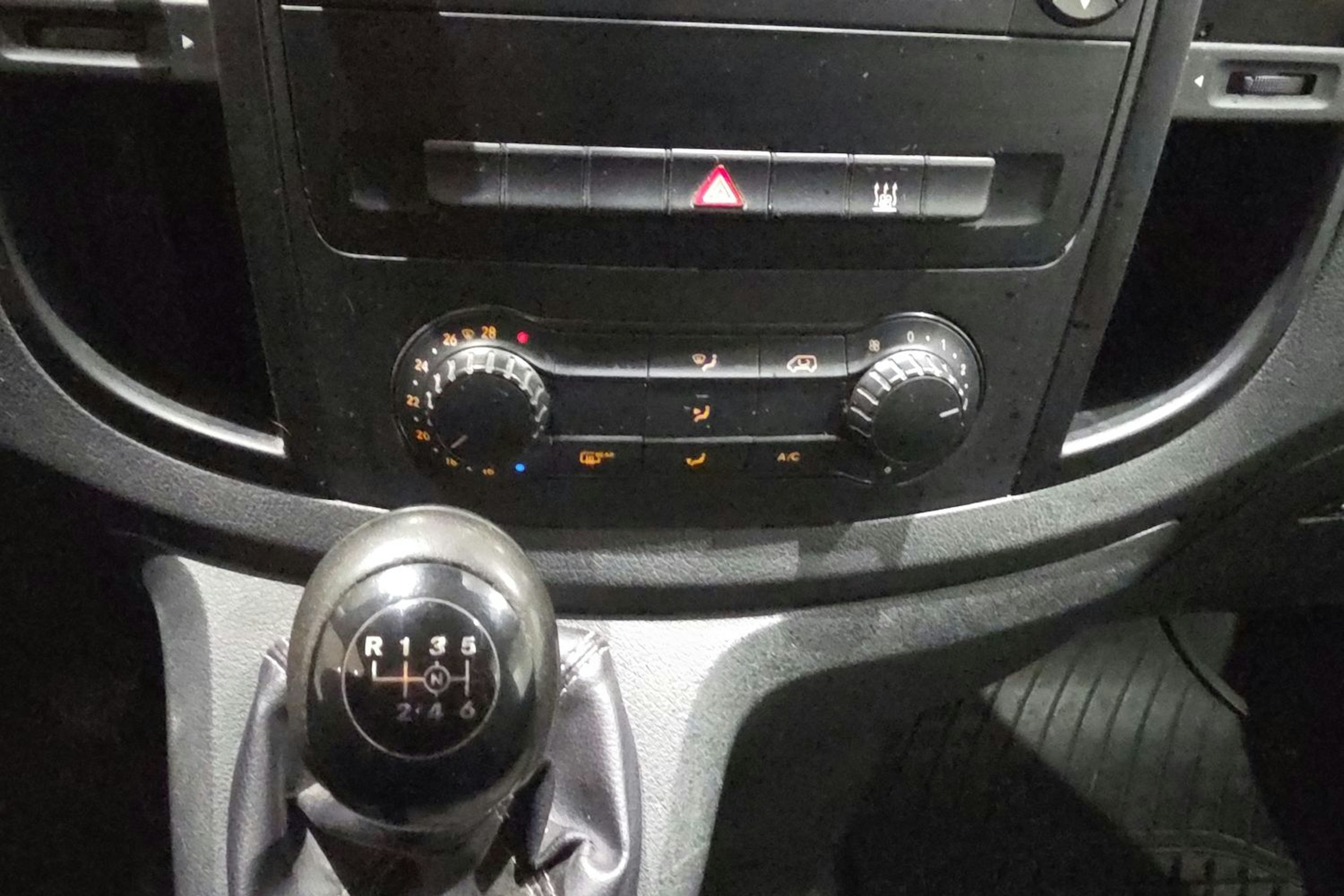 valkoinen Mercedes-Benz Vito 2015 kuva 23.