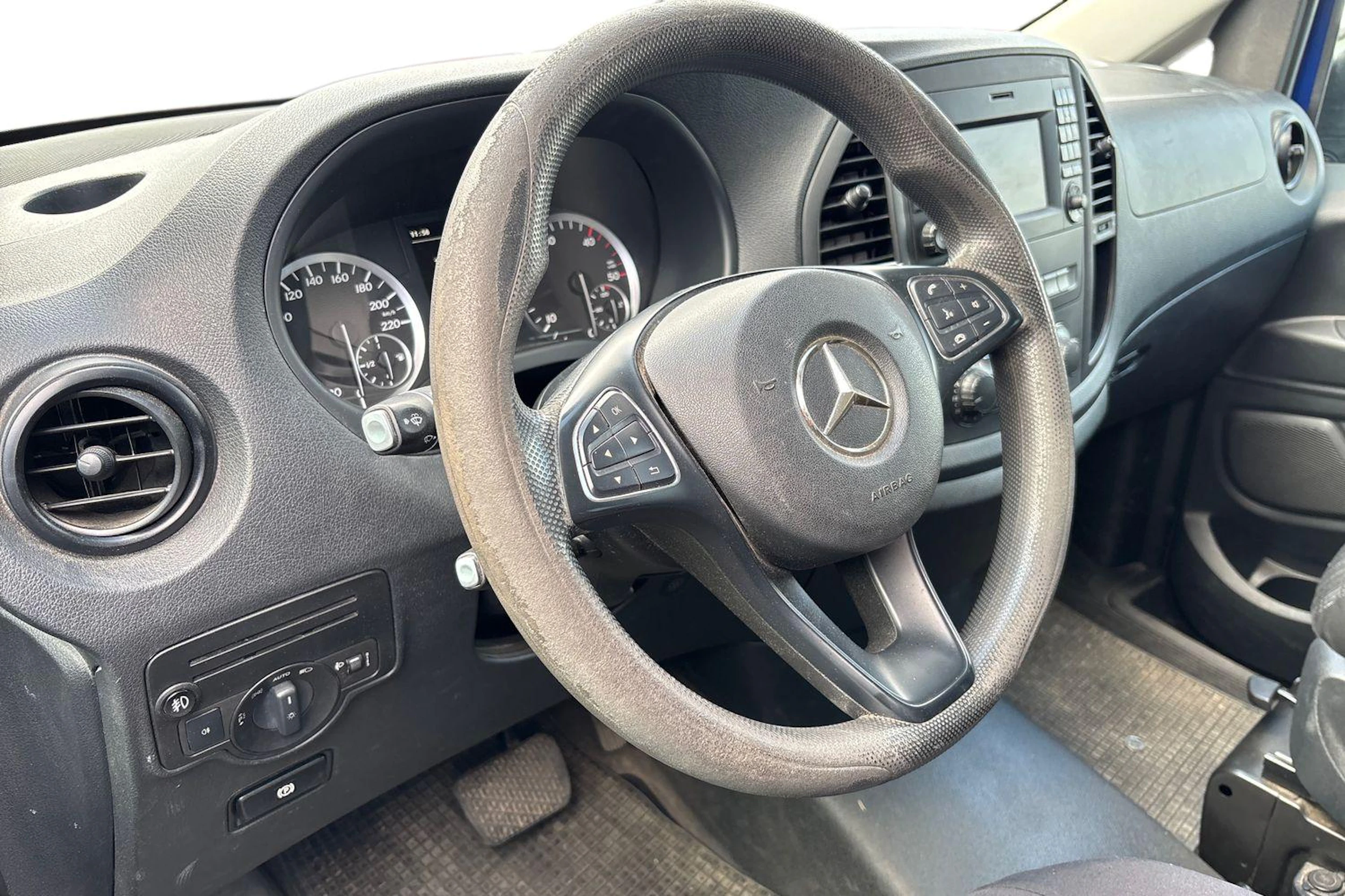 sininen Mercedes-Benz Vito 2015 kuva 3.