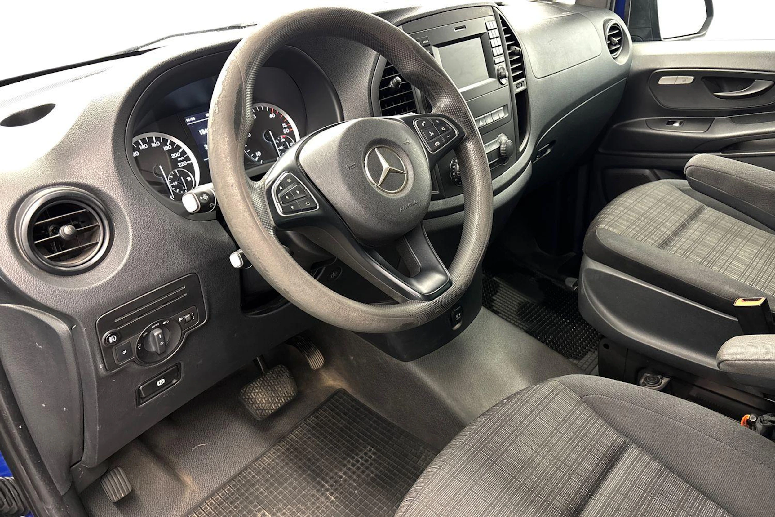 sininen Mercedes-Benz Vito 2015 kuva 8.