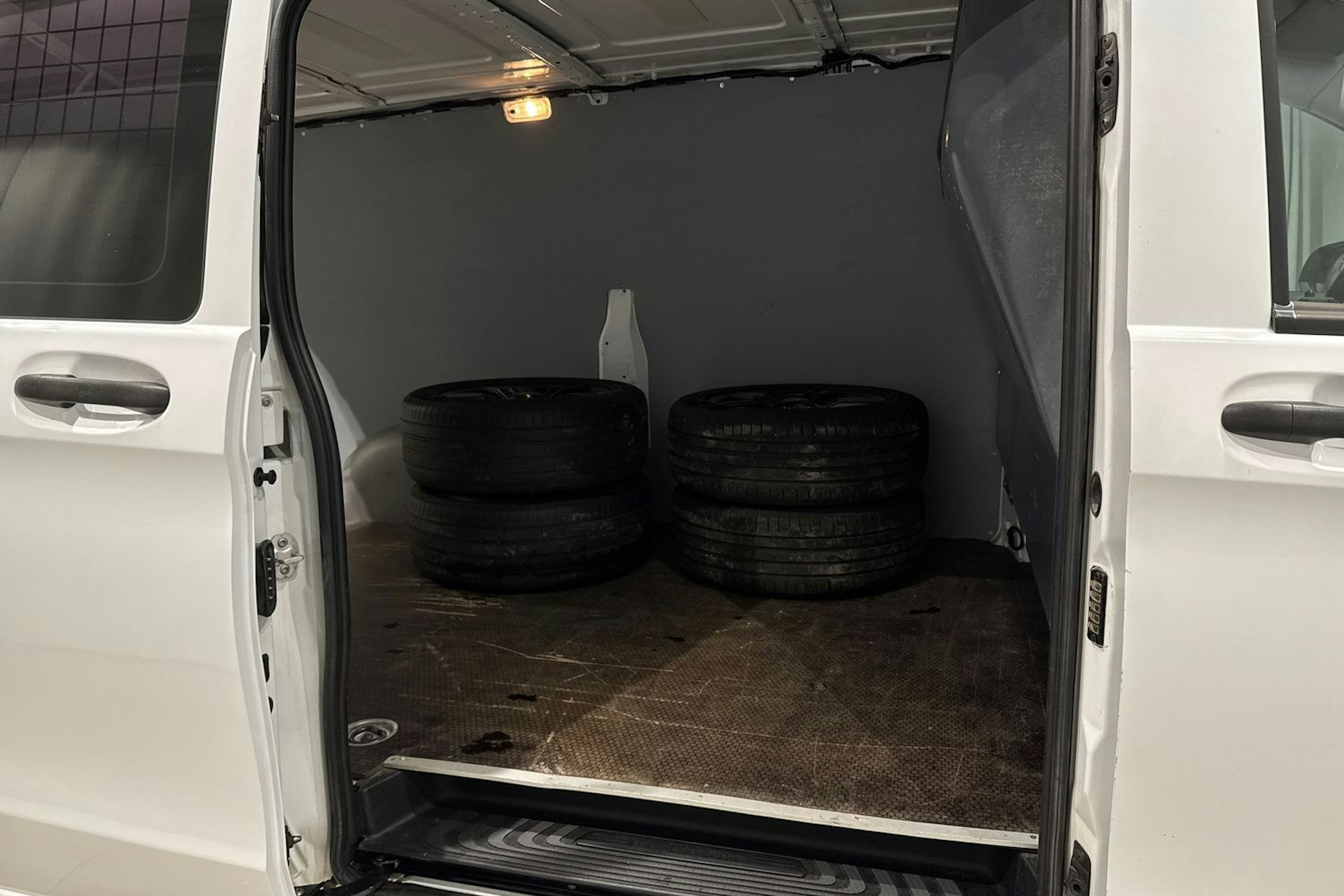 valkoinen Mercedes-Benz Vito 2015 kuva 16.