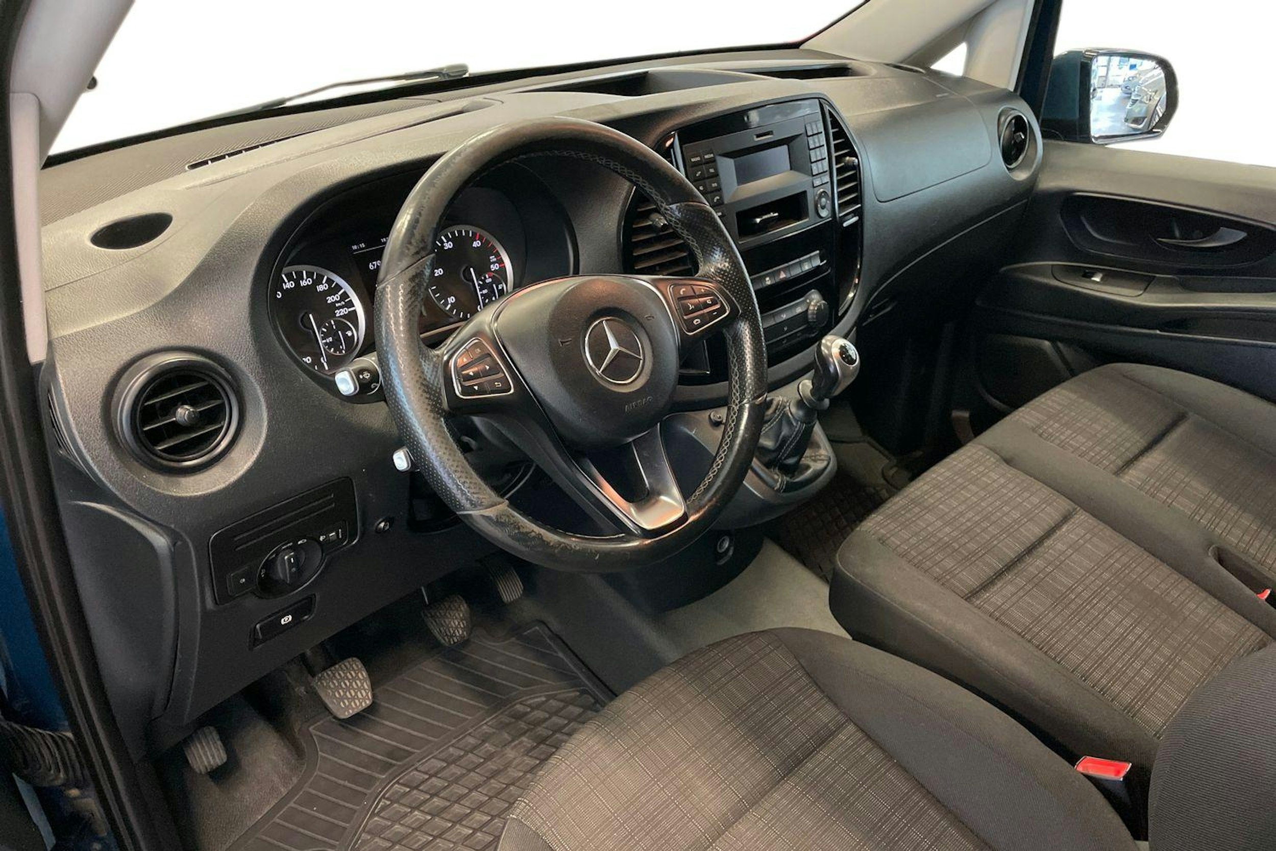 sininen Mercedes-Benz Vito 2015 kuva 7.