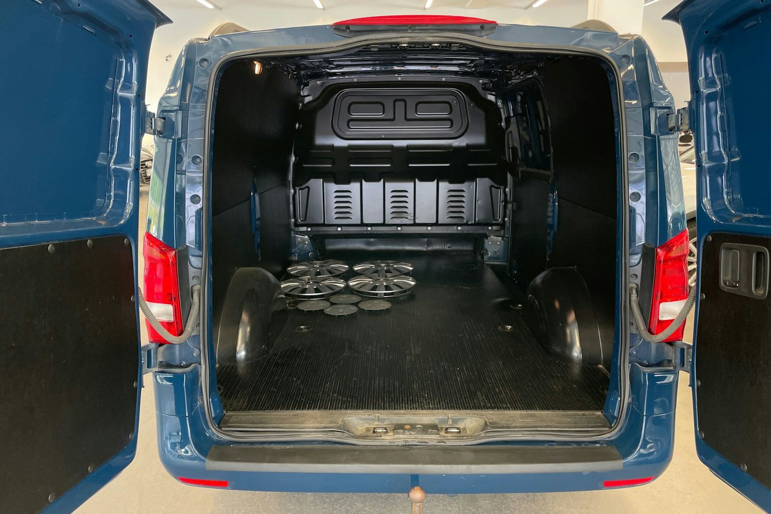 sininen Mercedes-Benz Vito 2015 kuva 13.