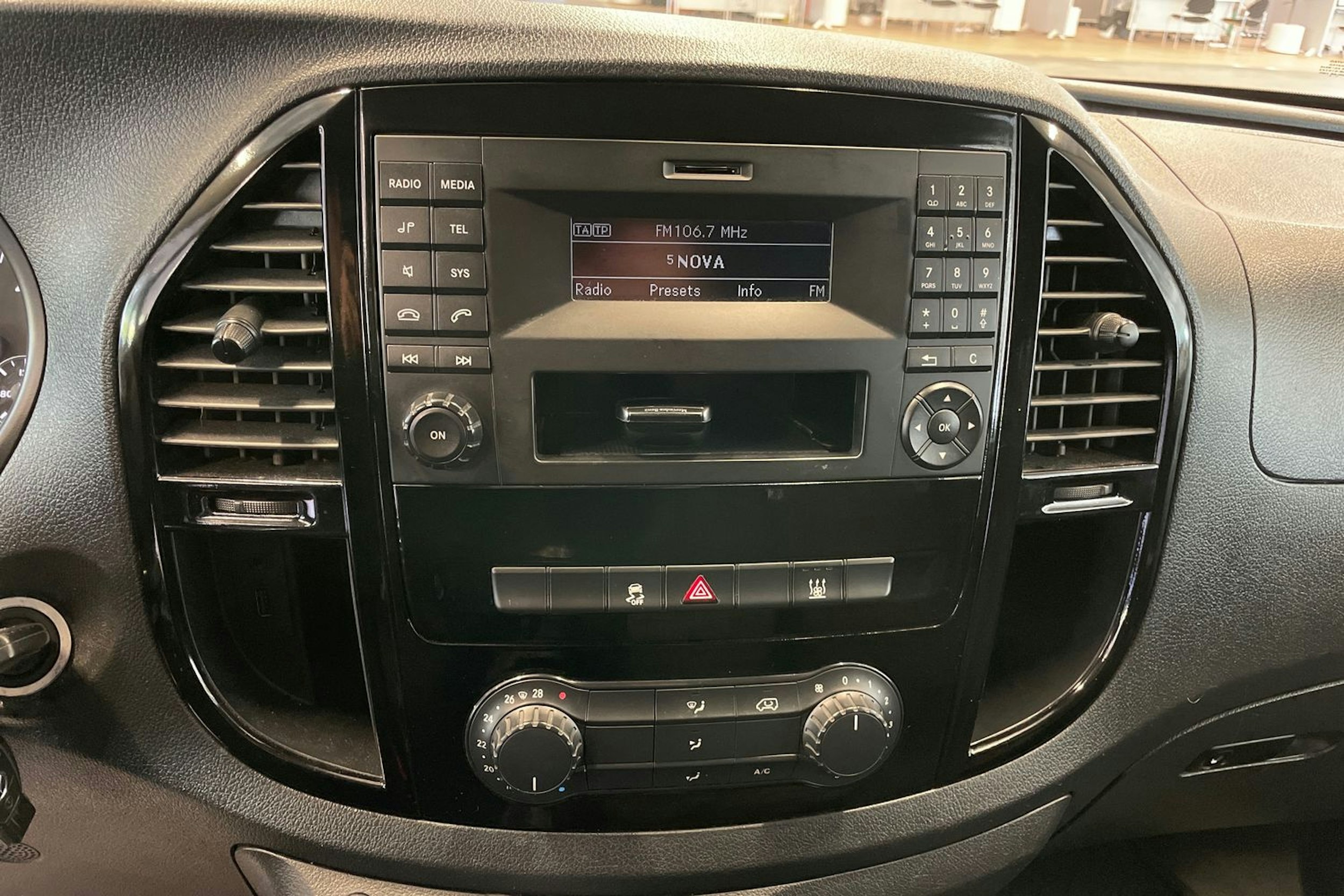 sininen Mercedes-Benz Vito 2015 kuva 16.