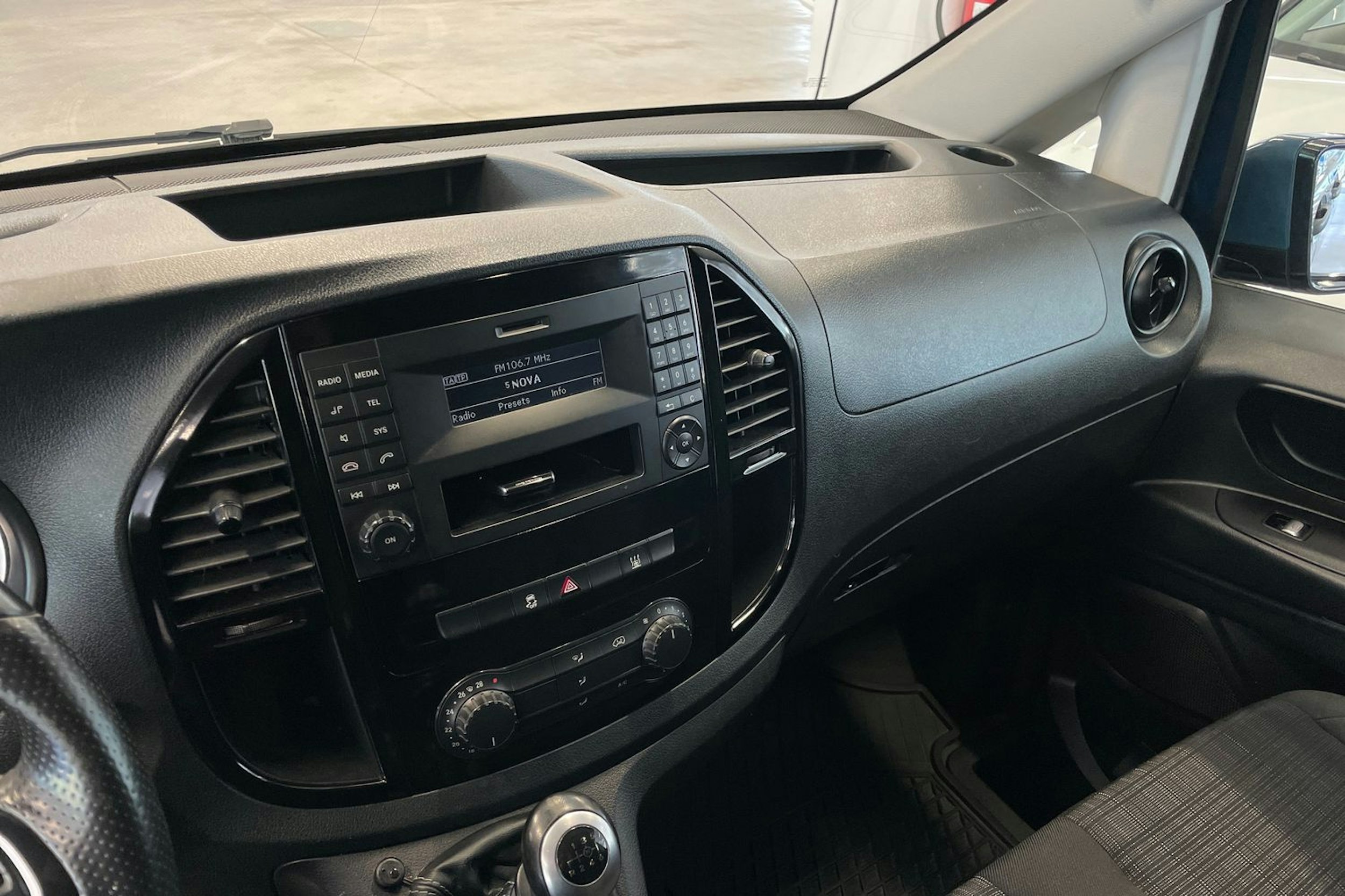 sininen Mercedes-Benz Vito 2015 kuva 17.