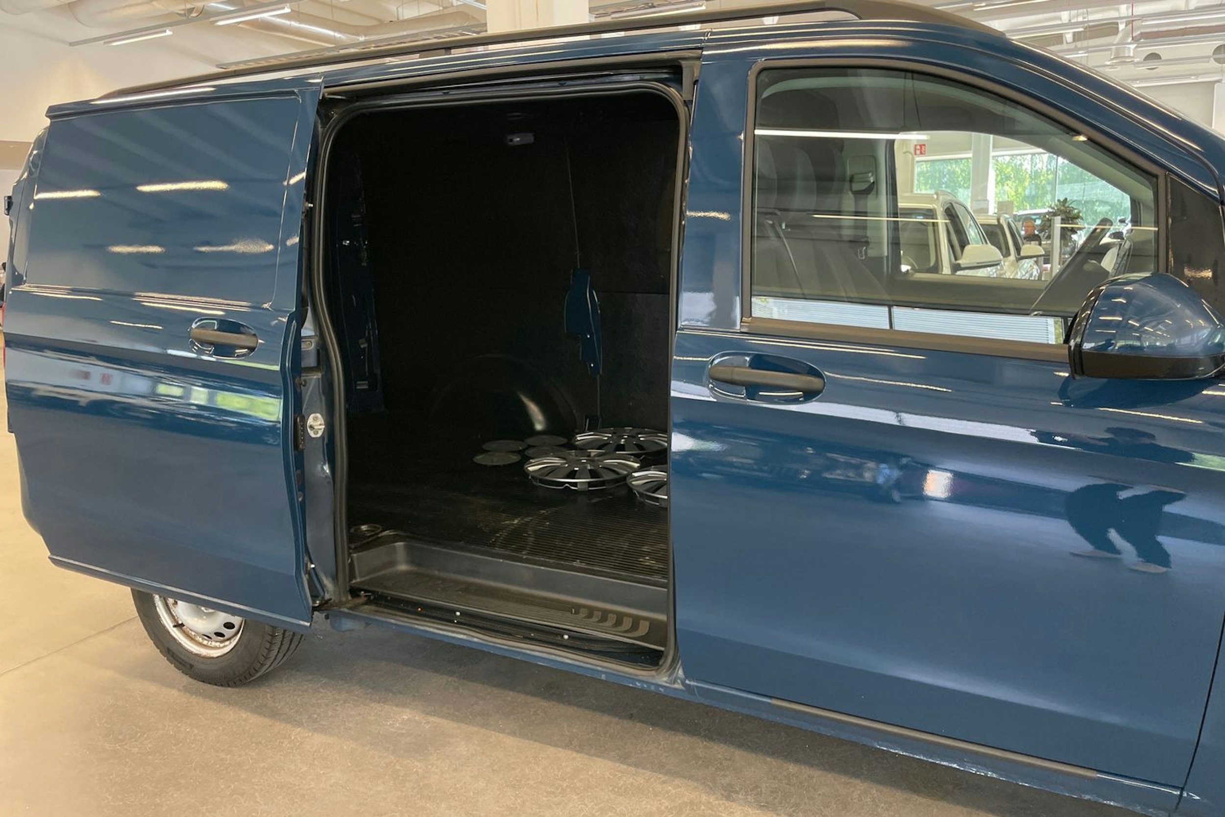 sininen Mercedes-Benz Vito 2015 kuva 20.