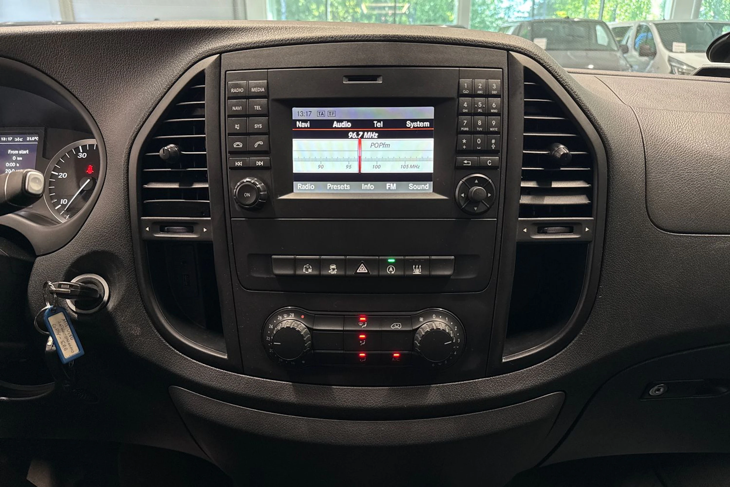 valkoinen Mercedes-Benz Vito 2015 kuva 18.