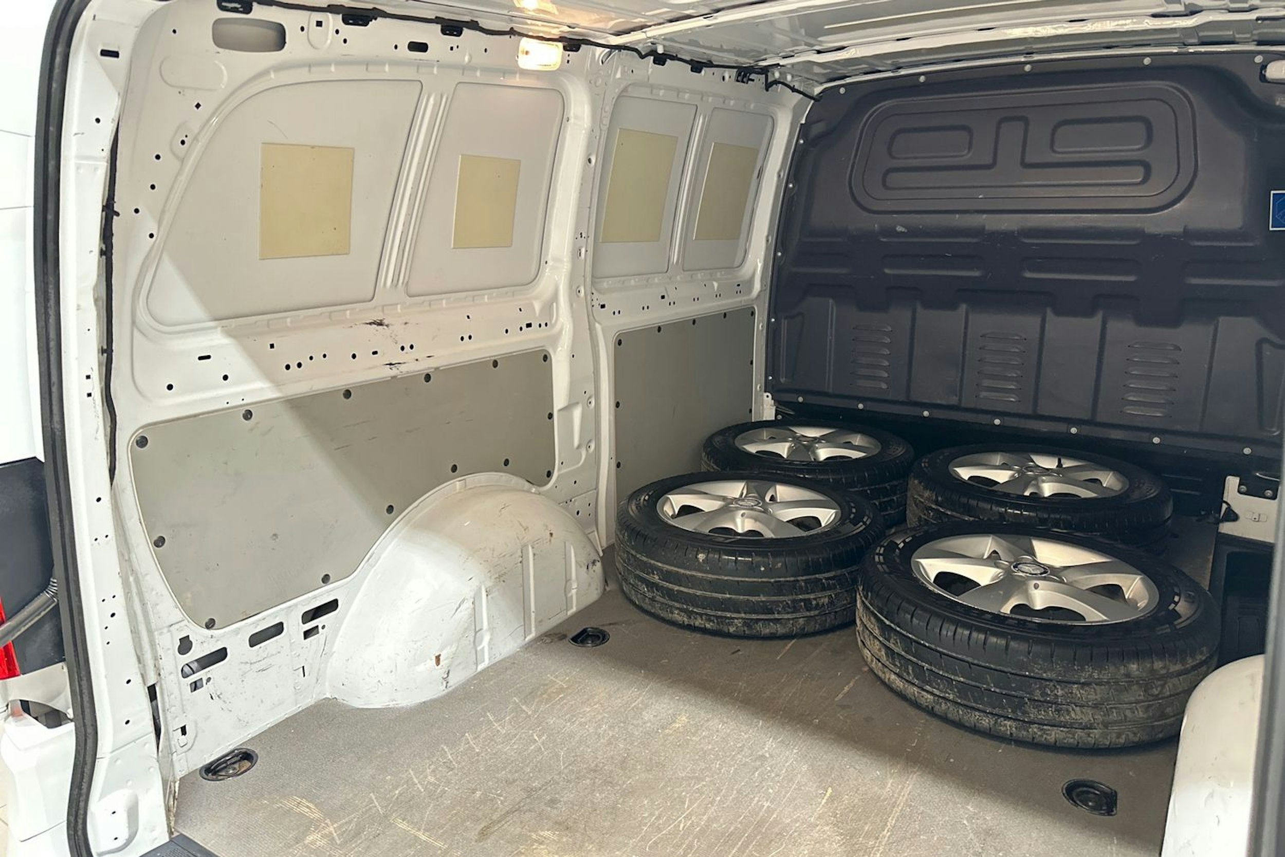 valkoinen Mercedes-Benz Vito 2015 kuva 32.