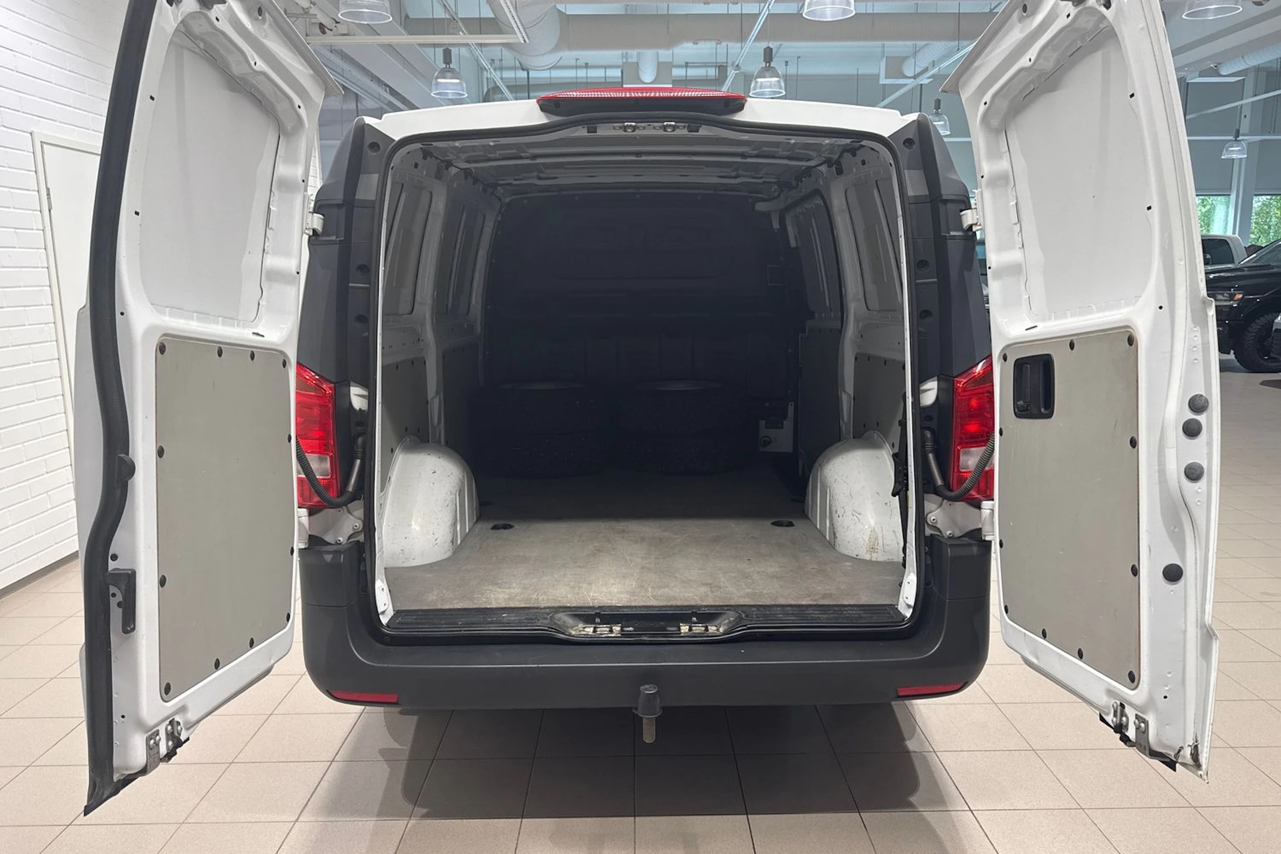 Valkoinen Mercedes-Benz VITO 2015 kuva 16.