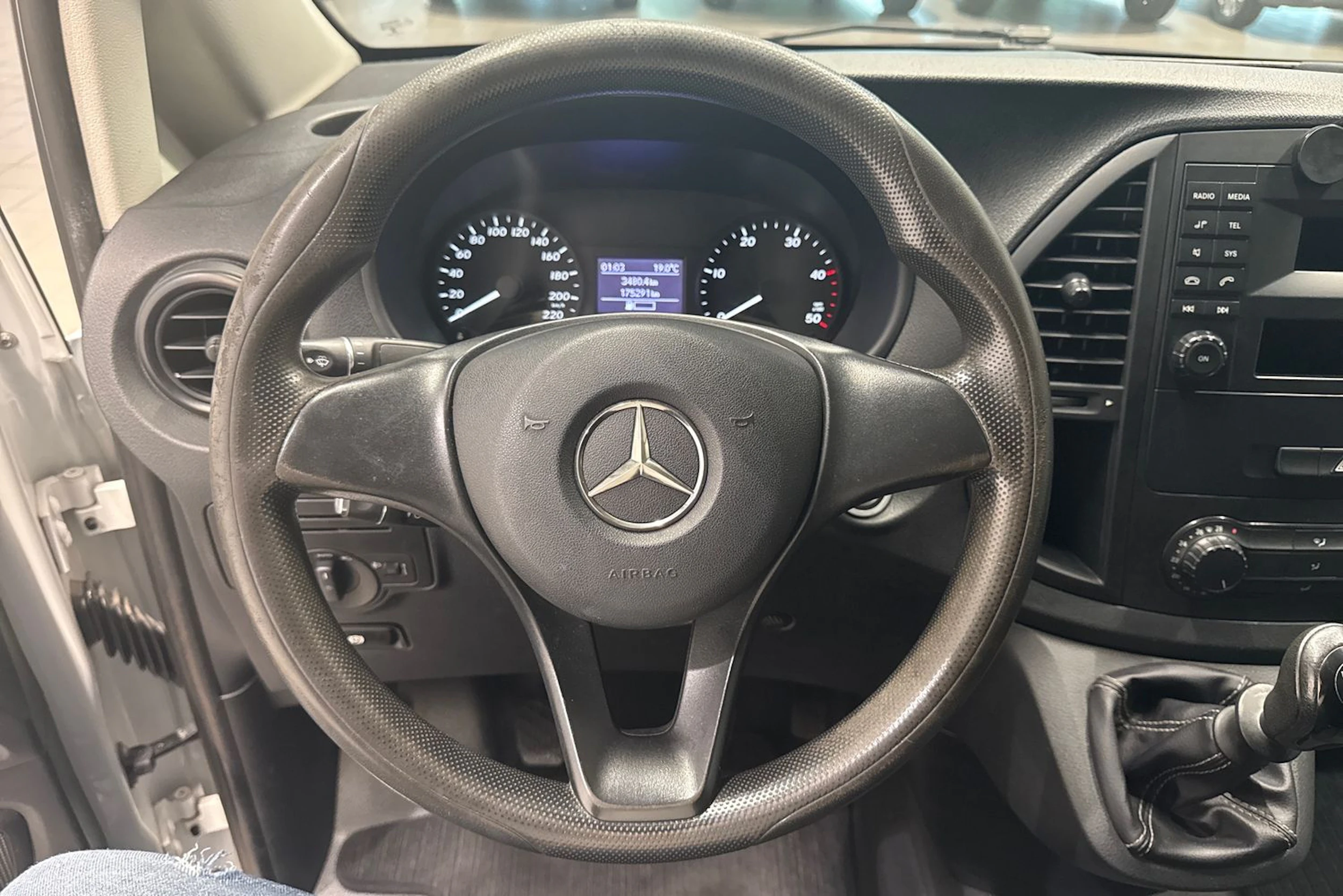 Valkoinen Mercedes-Benz VITO 2015 kuva 19.