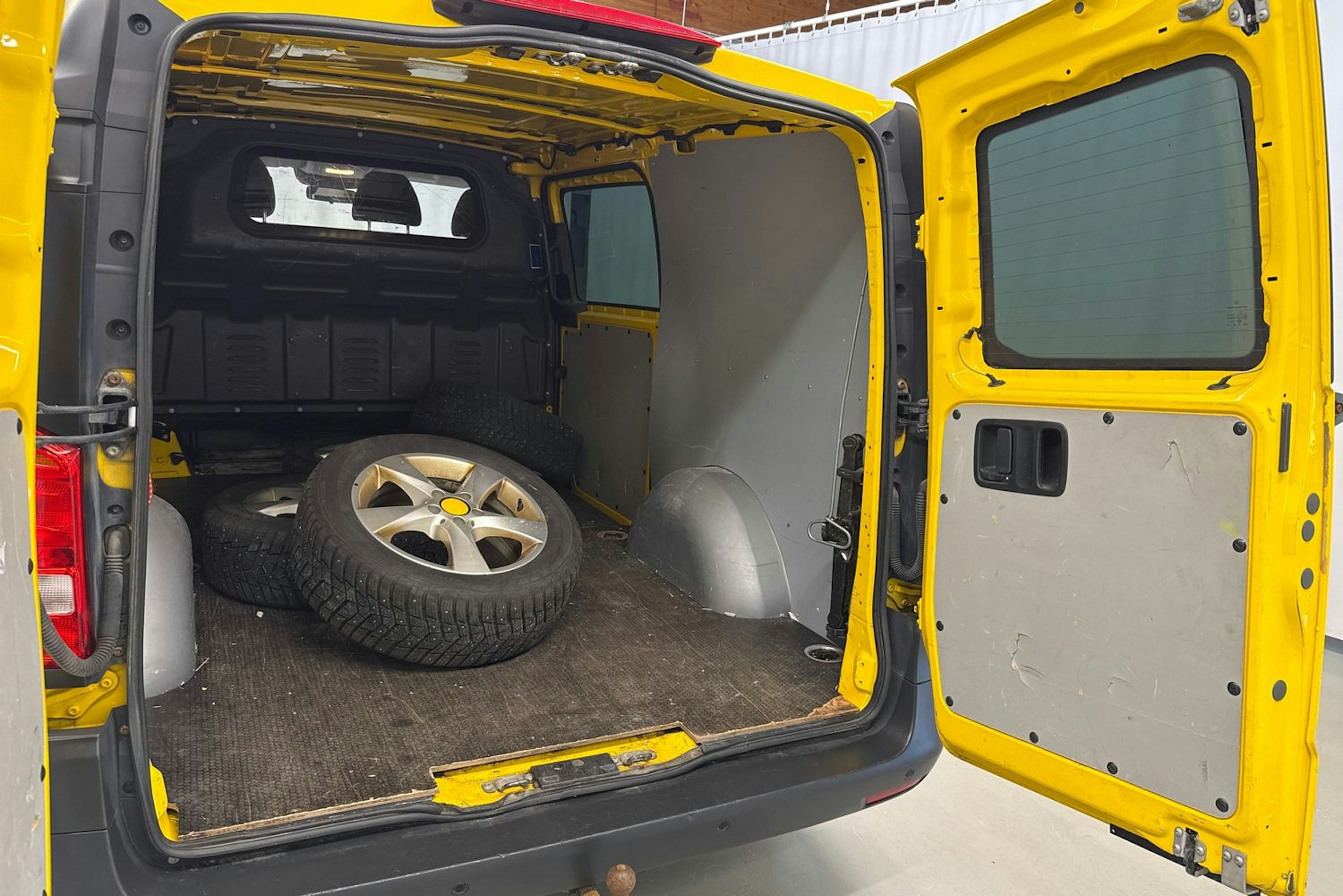 keltainen Mercedes-Benz Vito 2015 kuva 16.