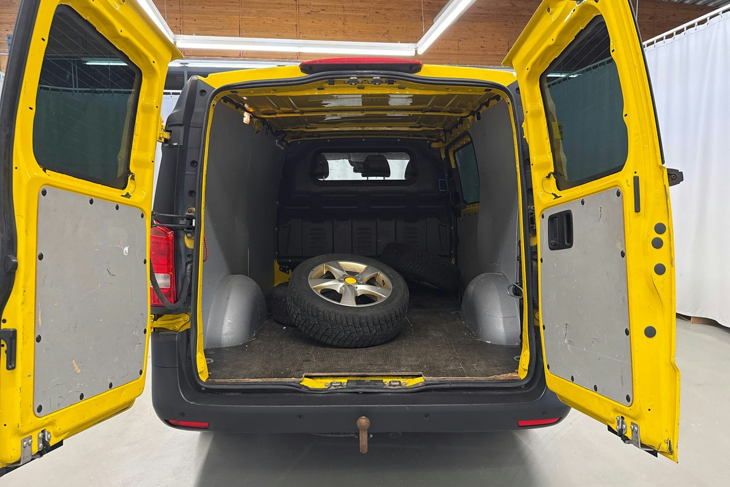 keltainen Mercedes-Benz Vito 2015 kuva 18.