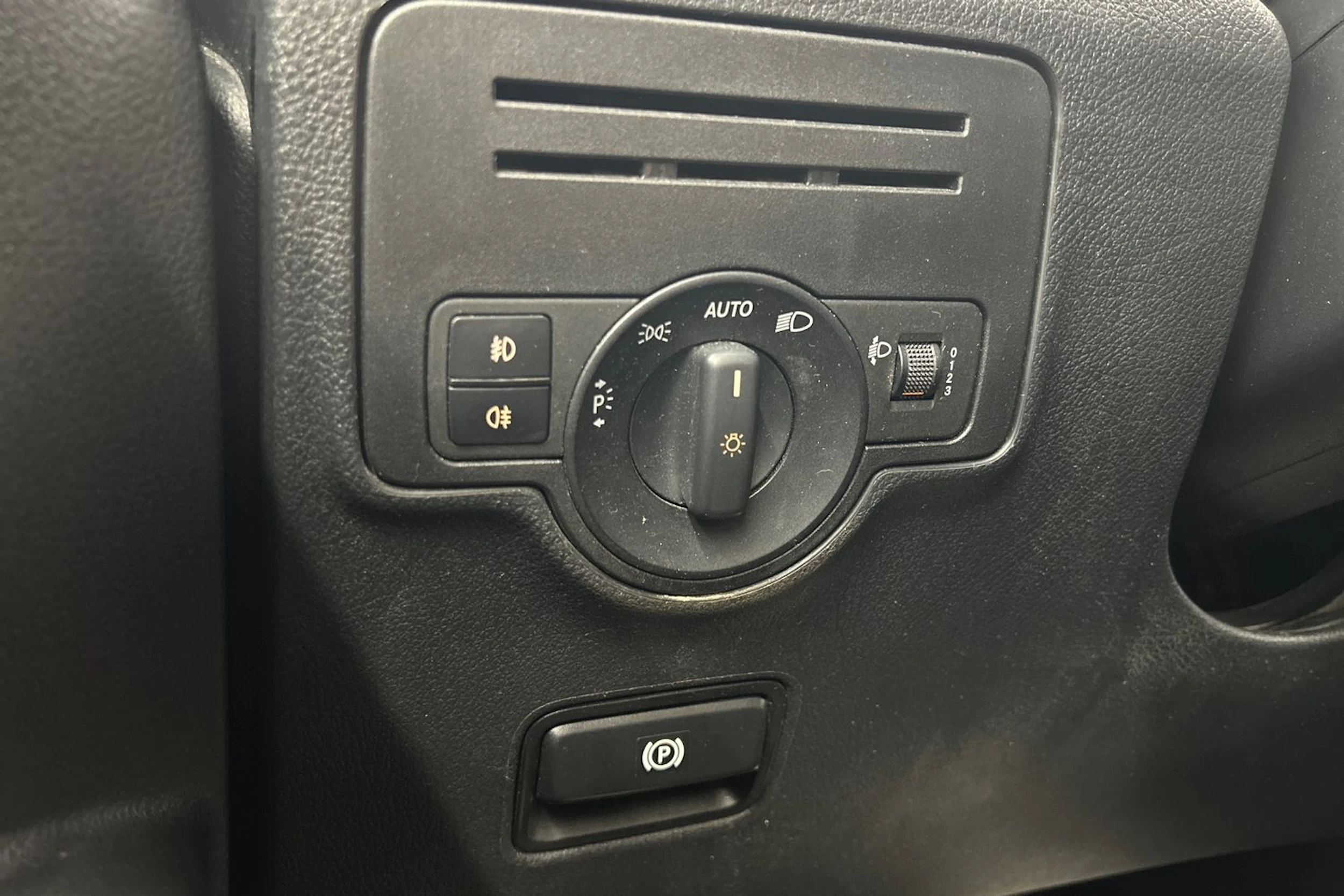 valkoinen Mercedes-Benz Vito 2015 kuva 16.